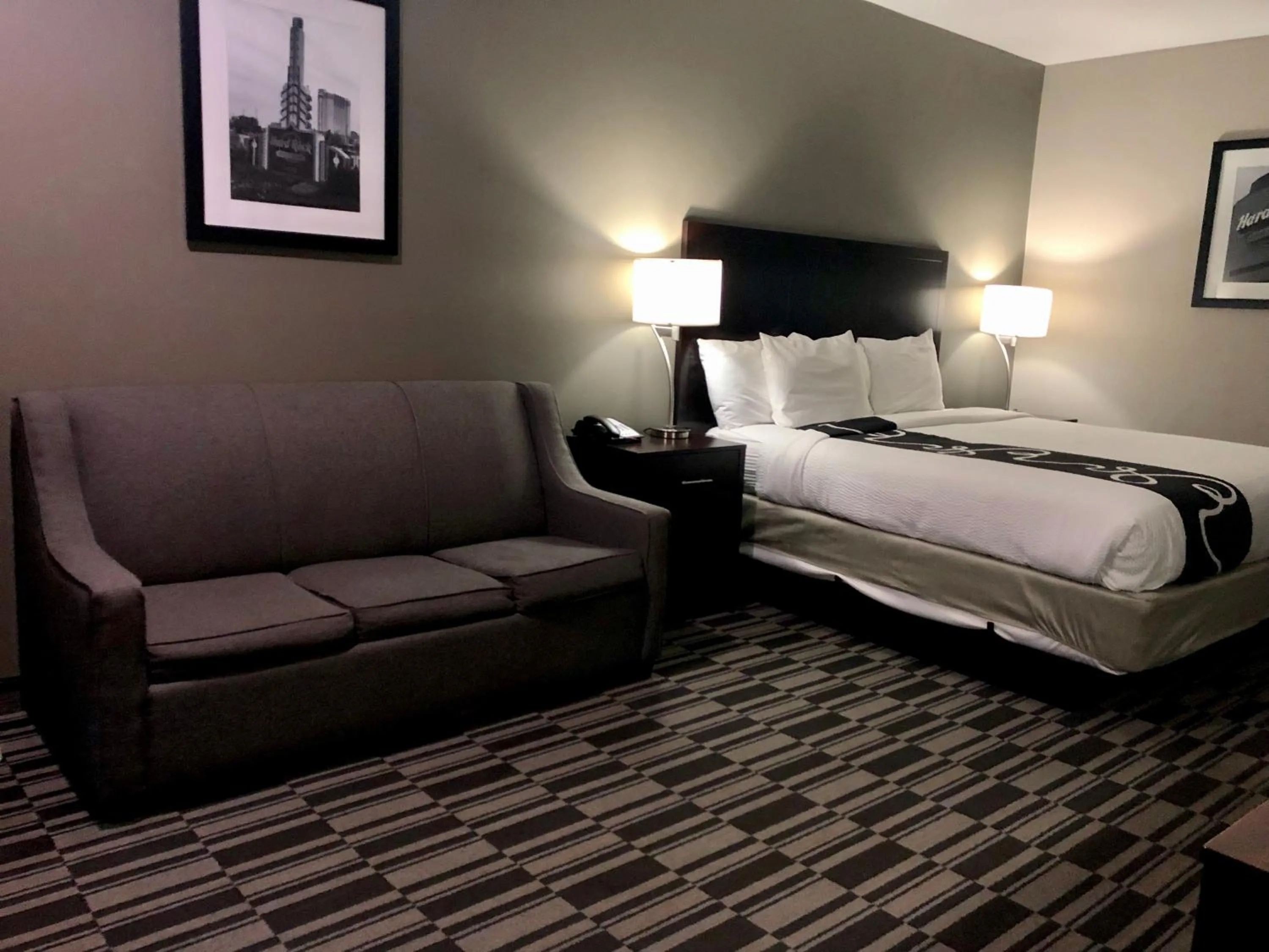 Bed in Catoosa Inn & Suites