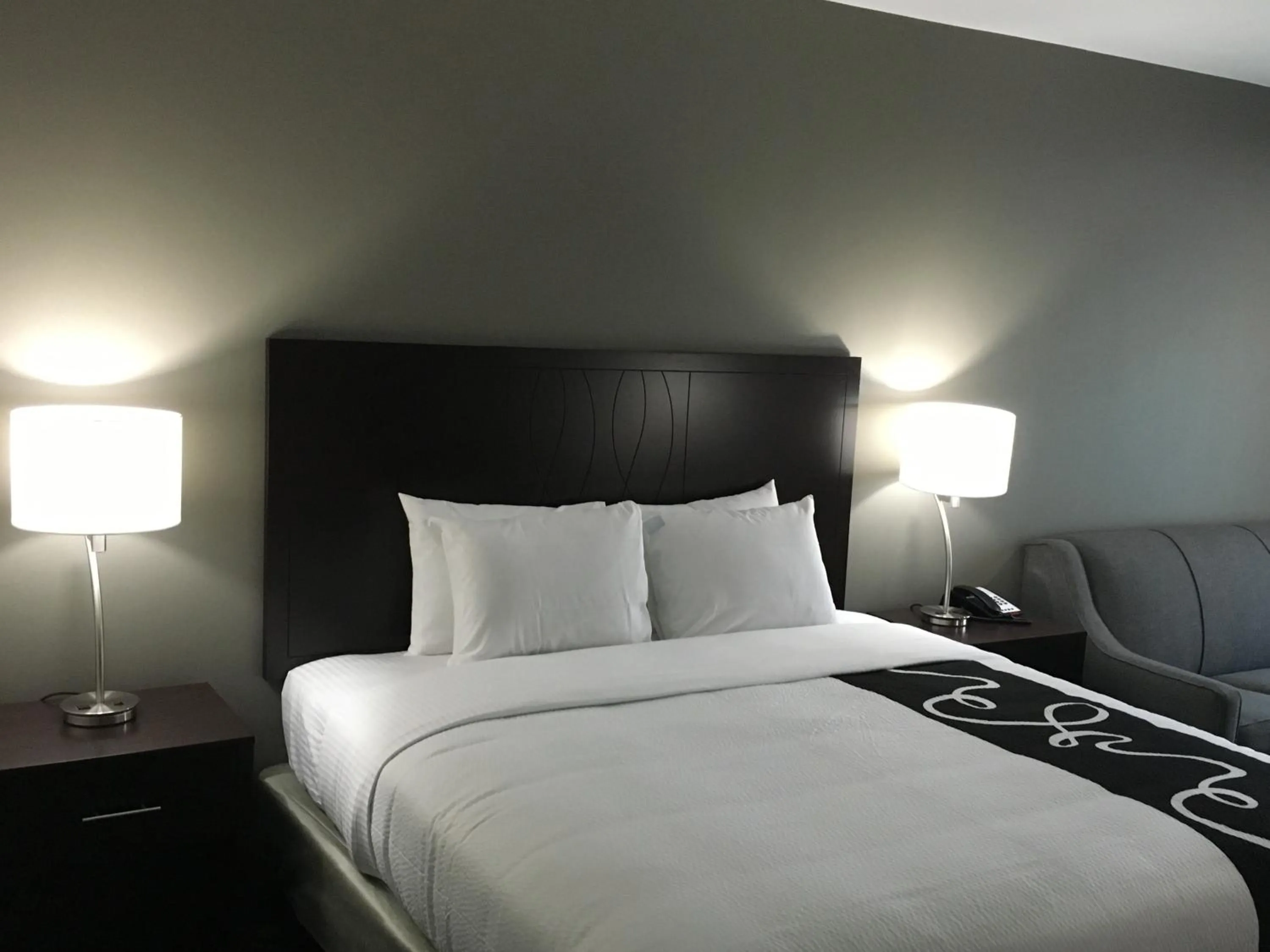 Bed in Catoosa Inn & Suites