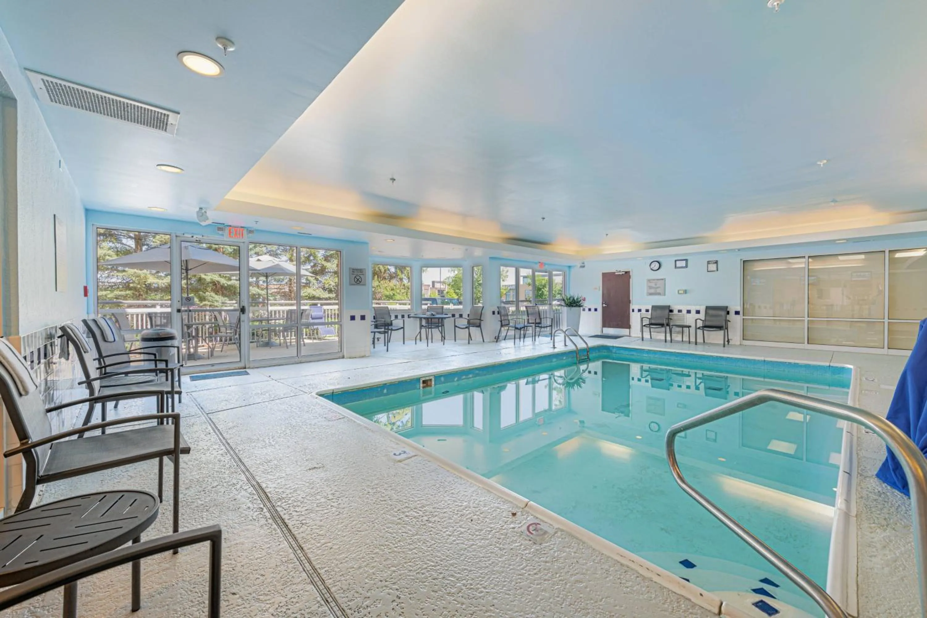 Swimming pool in Fairfield Inn & Suites by Marriott Chicago Naperville