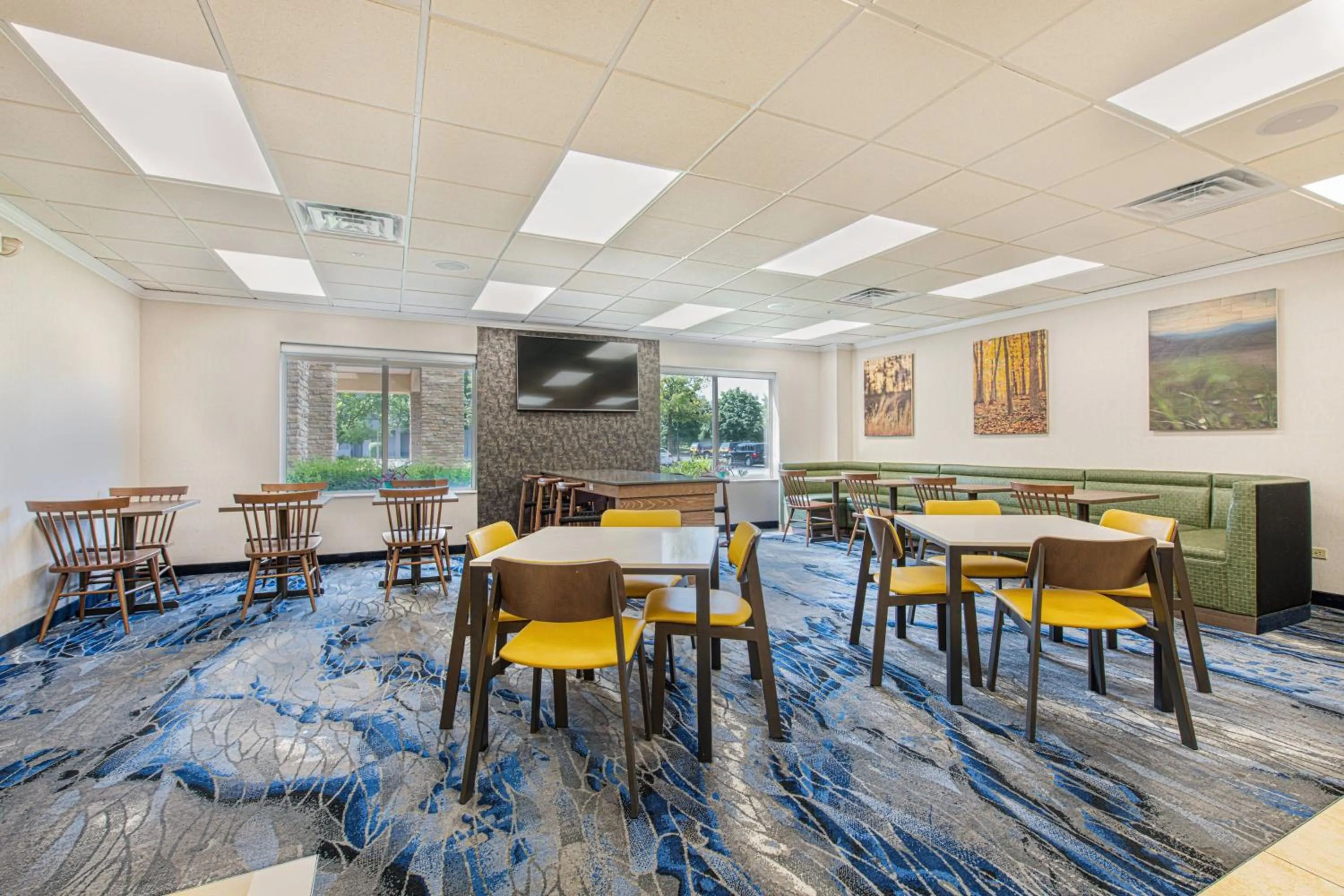 Breakfast in Fairfield Inn & Suites by Marriott Chicago Naperville