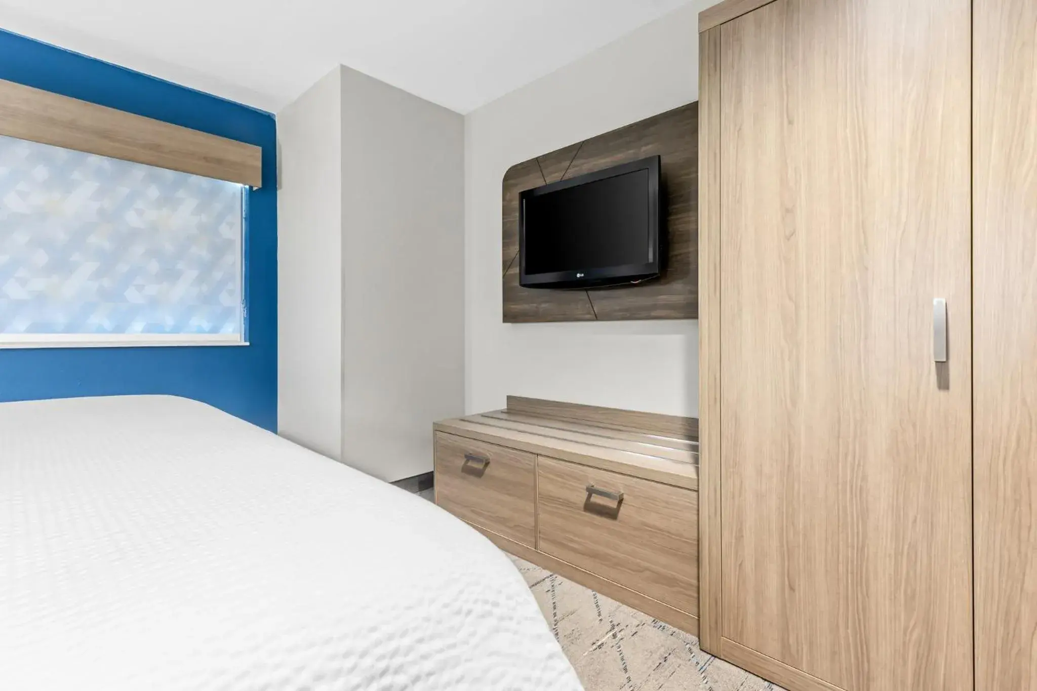 Photo of the whole room, Bed in Holiday Inn Express Florence Northeast by IHG Photo of the whole room, Bed in Holiday Inn Express Florence Northeast by IHG