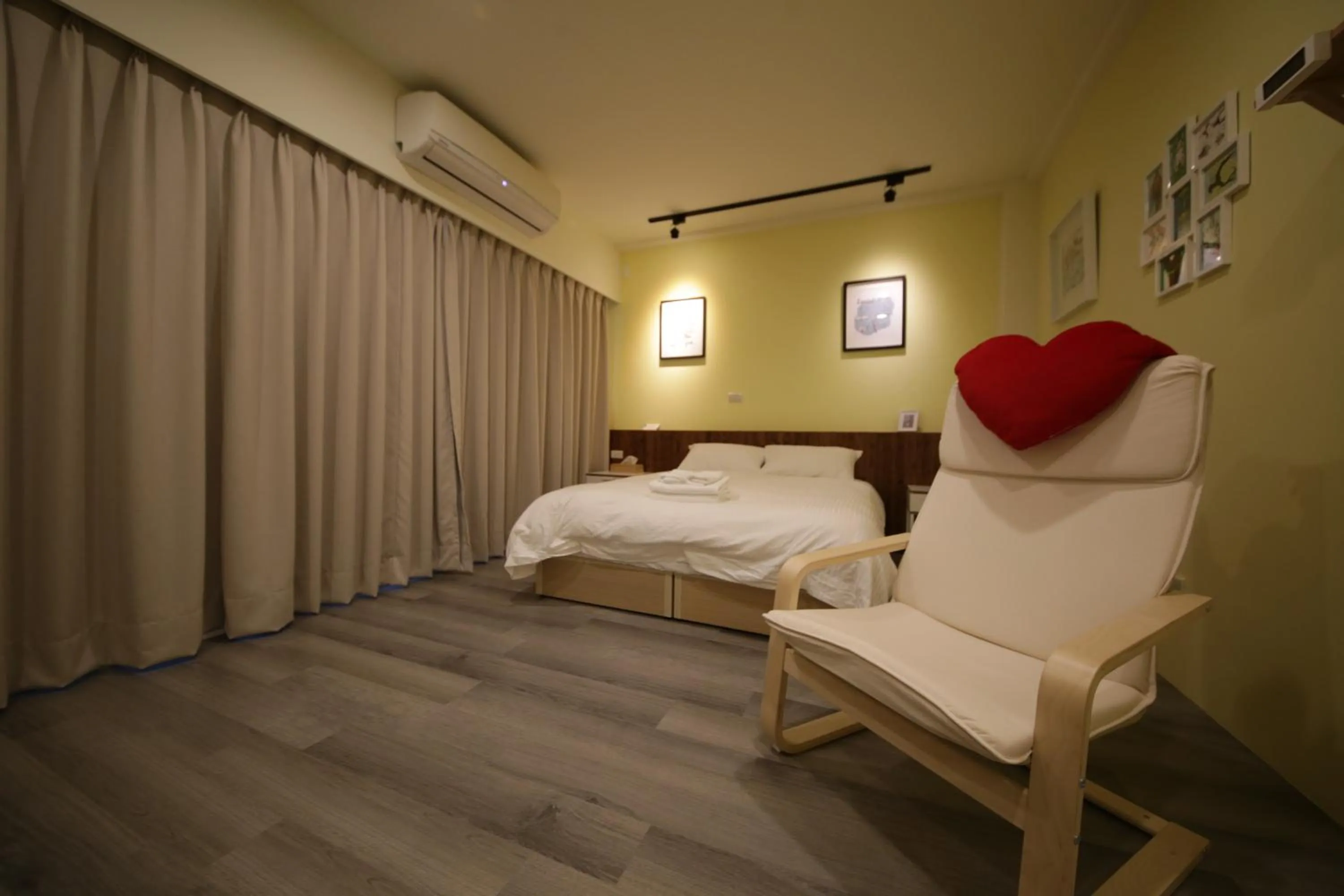 Photo of the whole room, Bed in YO HOO FARM 16 HOUSE