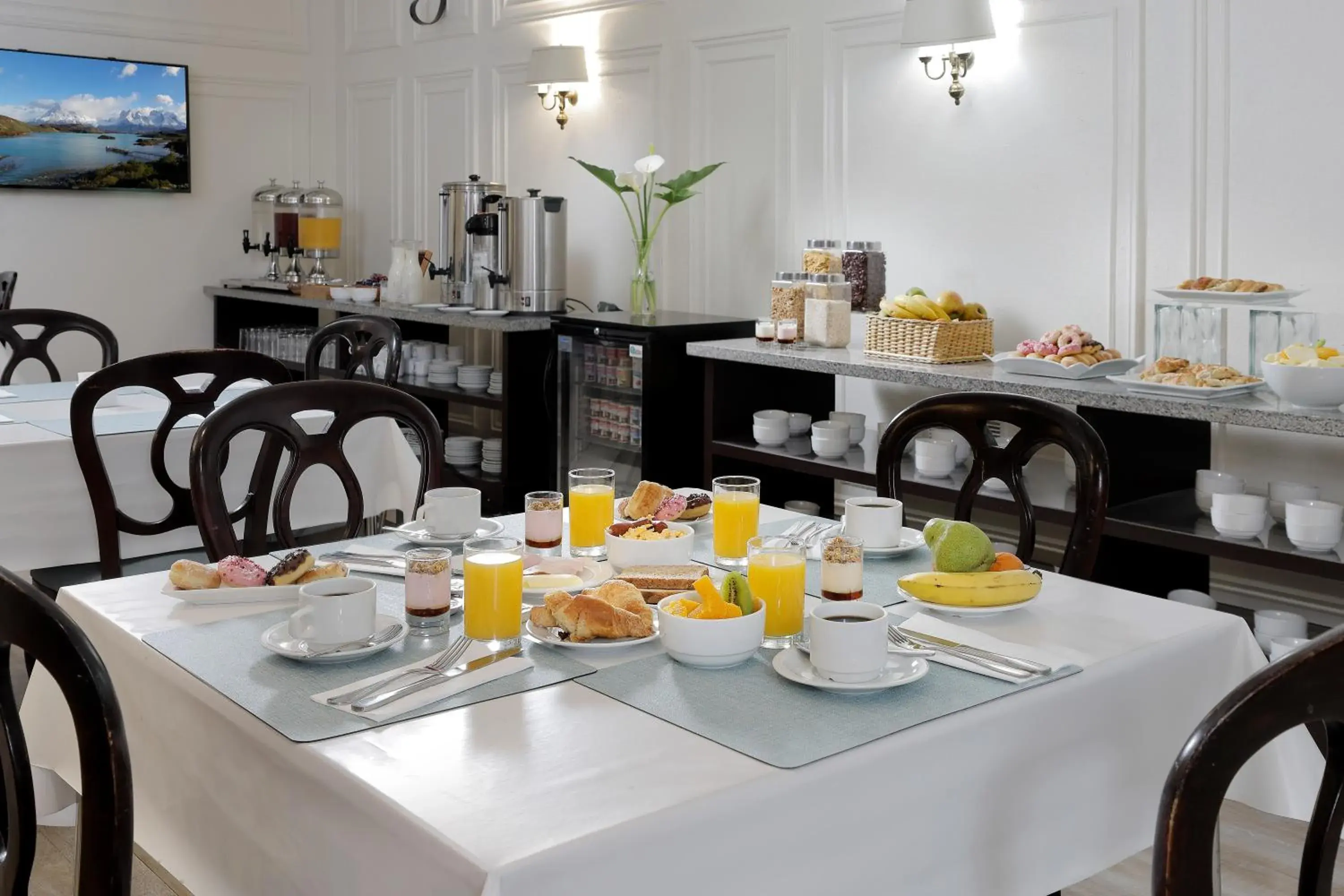 Breakfast in MR Express (ex Hotel Neruda Express) Breakfast in MR Express (ex Hotel Neruda Express)