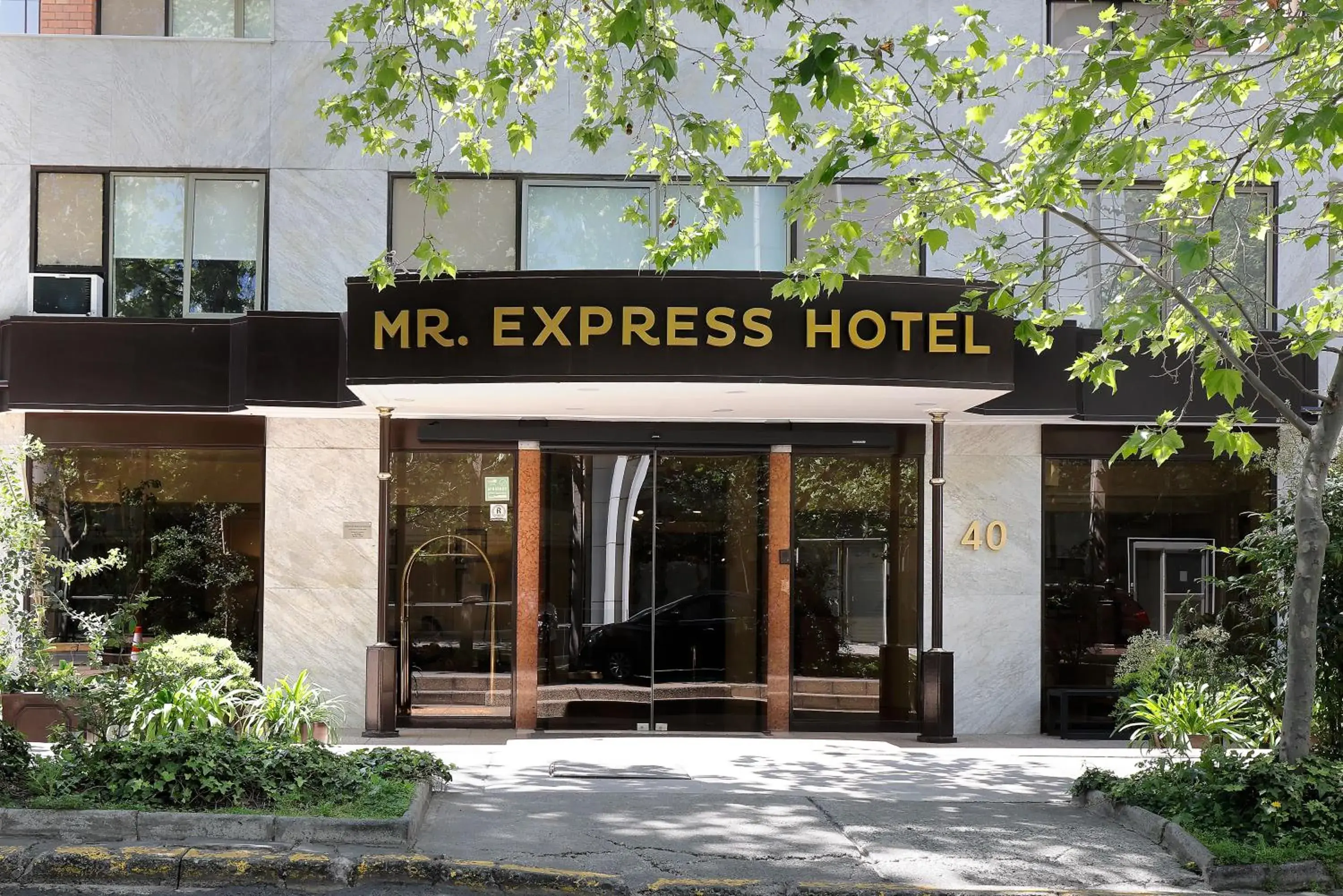 Facade/entrance in MR Express (ex Hotel Neruda Express) Facade/entrance in MR Express (ex Hotel Neruda Express)