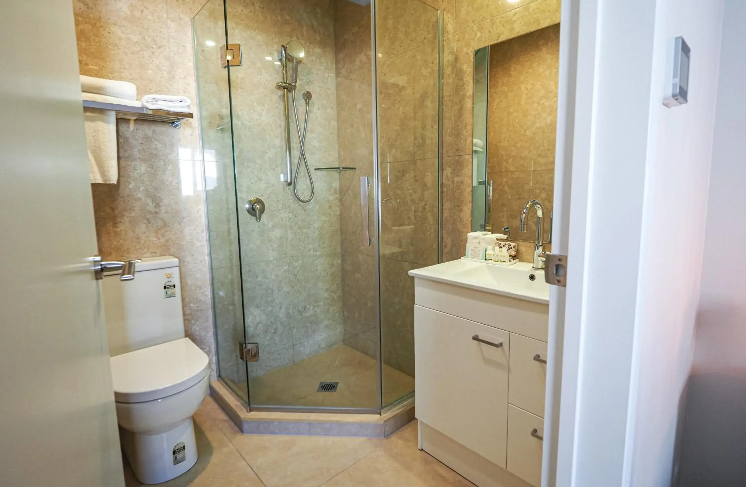Shower, Bathroom in Colombo Lodge Hotel