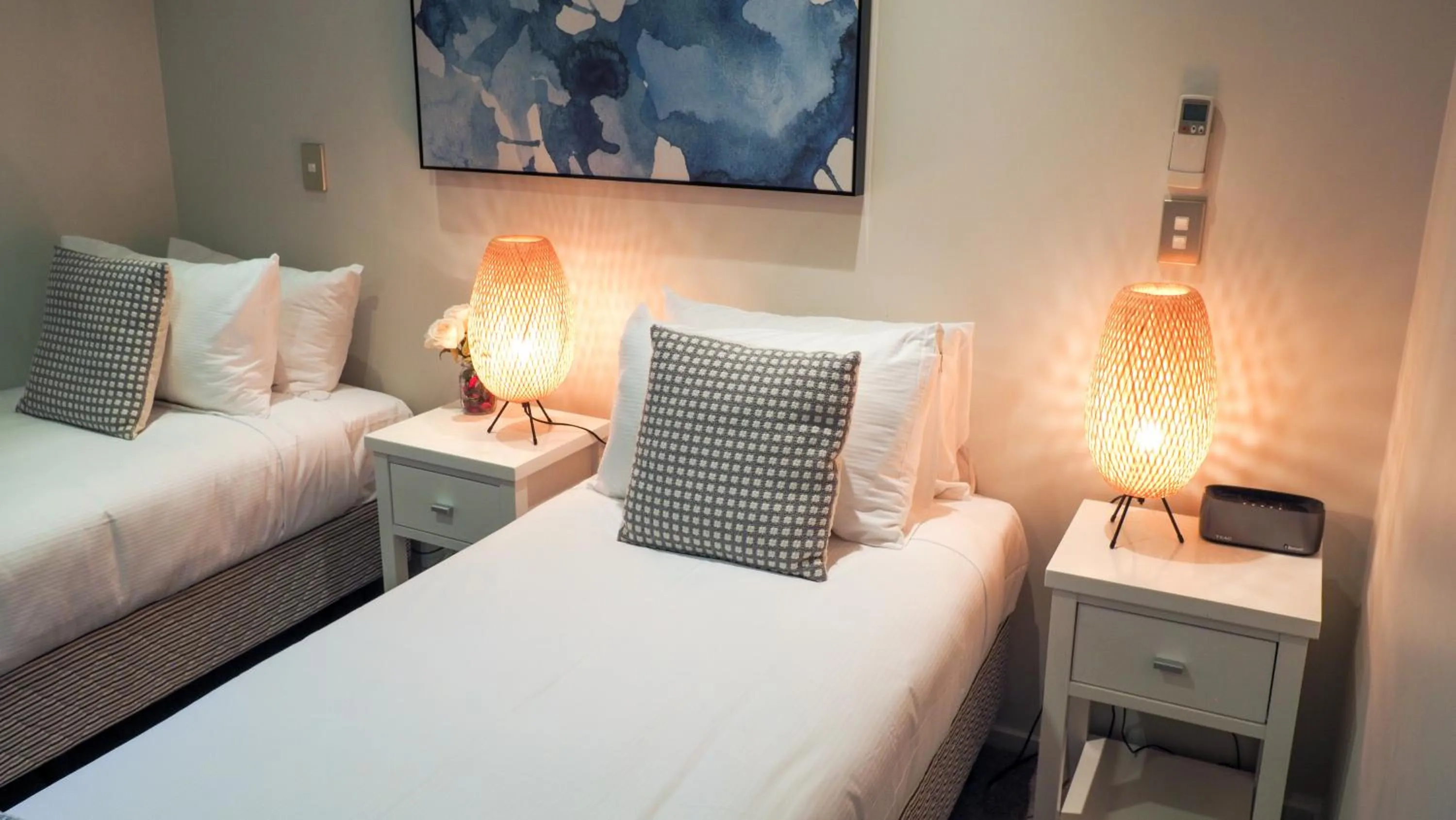 Photo of the whole room, Bed in Colombo Lodge Hotel