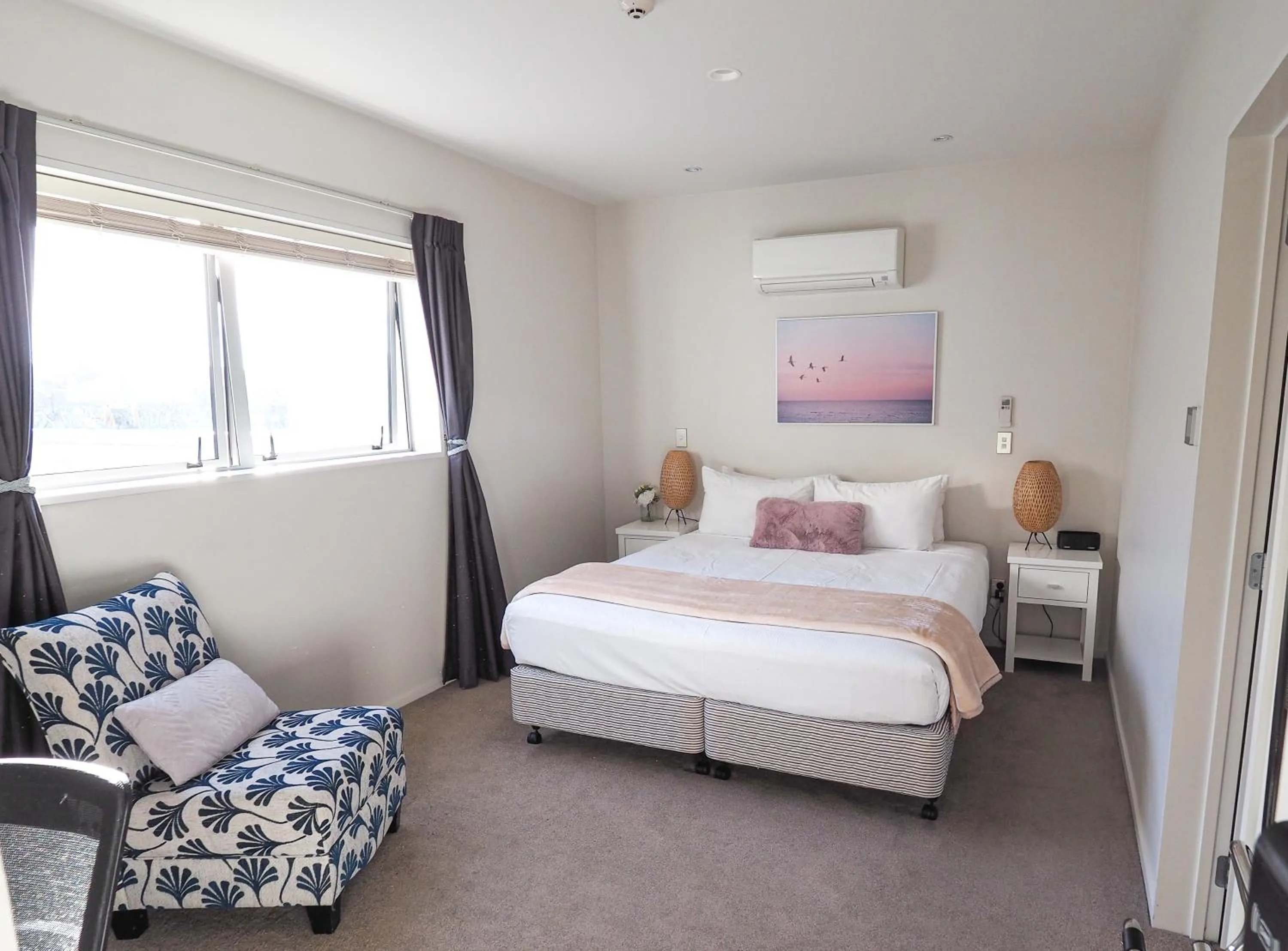 Photo of the whole room, Bed in Colombo Lodge Hotel