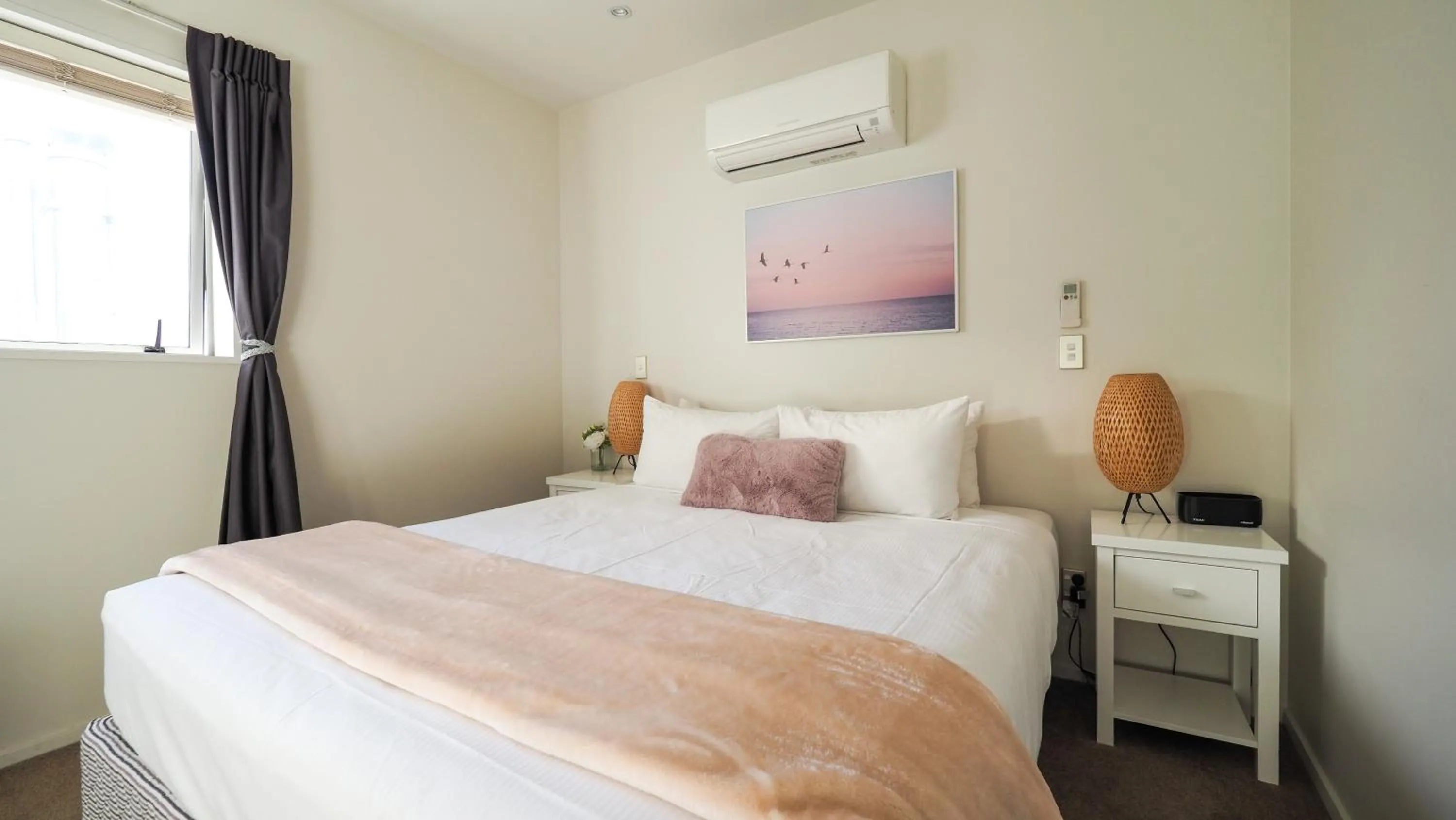 Photo of the whole room, Bed in Colombo Lodge Hotel