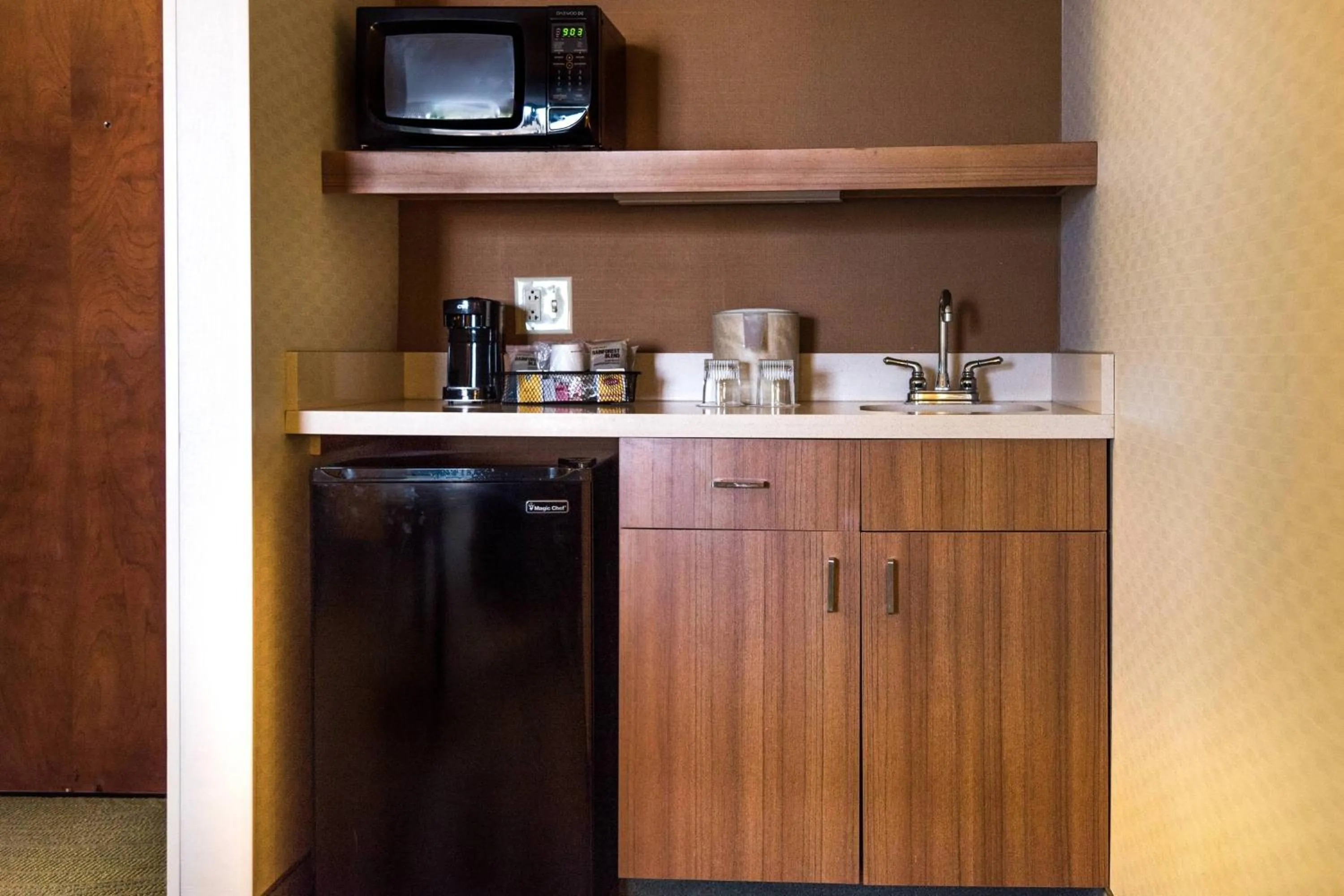 Kitchen or kitchenette in SpringHill Suites by Marriott Chicago Naperville Warrenville