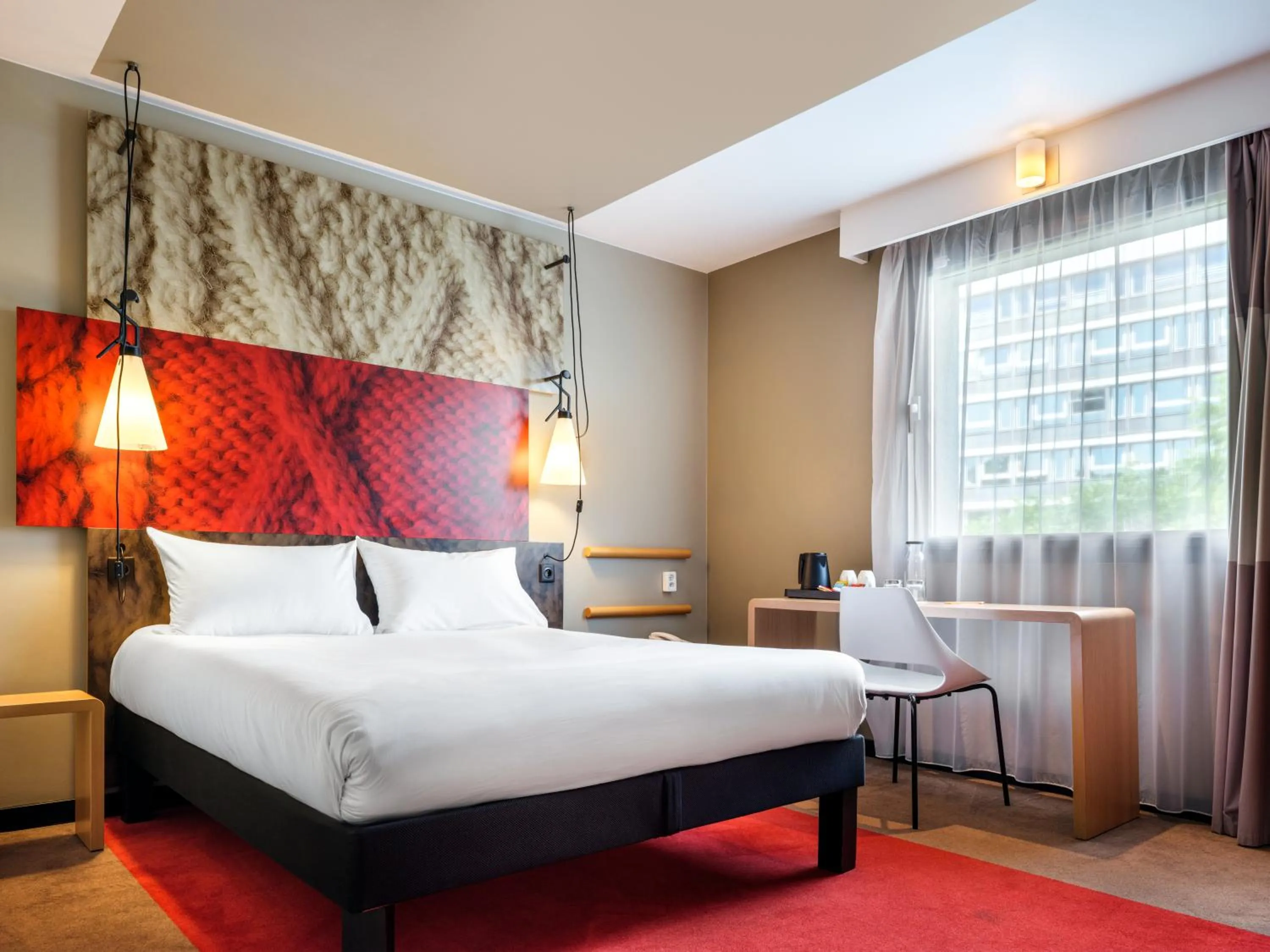 View (from property/room), Bed in Hotel Ibis Krakow Centrum