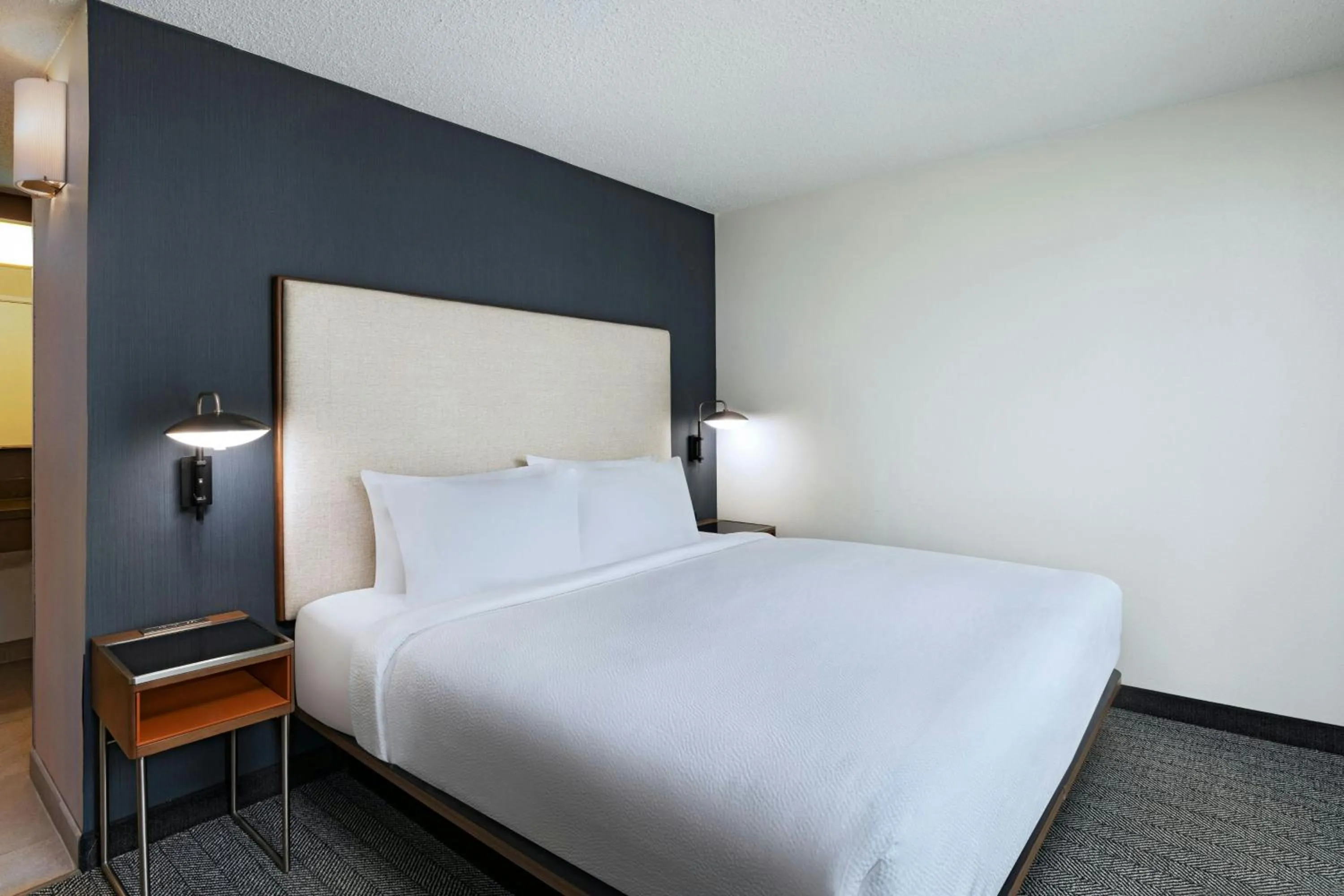 Bedroom, Bed in Courtyard Houston The Woodlands