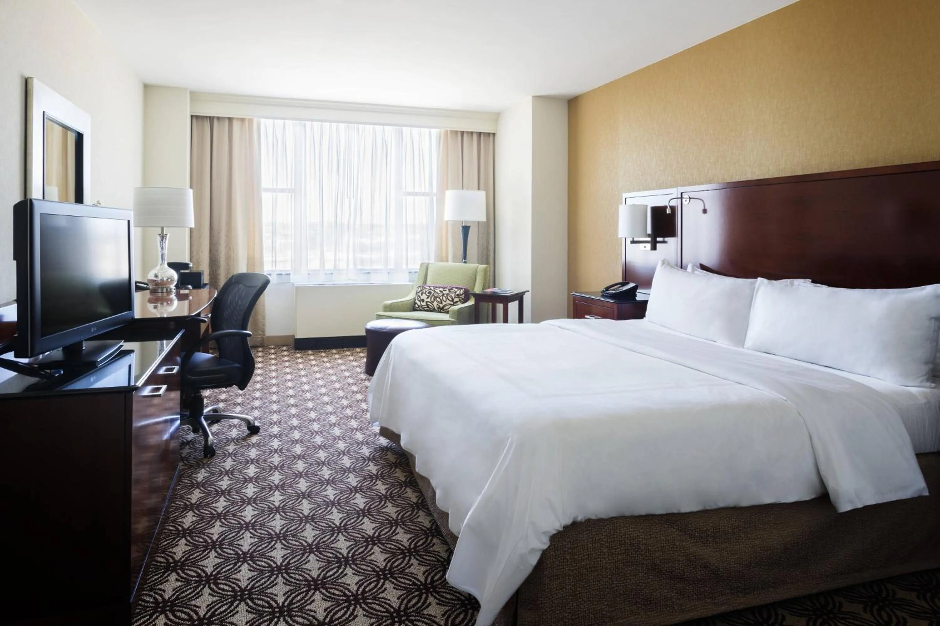 Photo of the whole room, Bed in Pittsburgh Marriott City Center