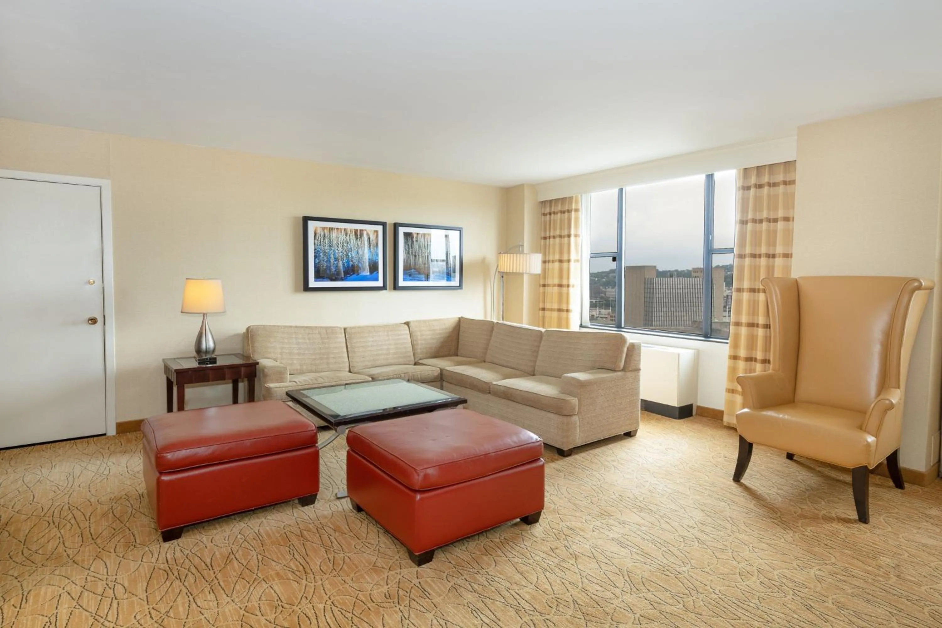 Living room in Pittsburgh Marriott City Center