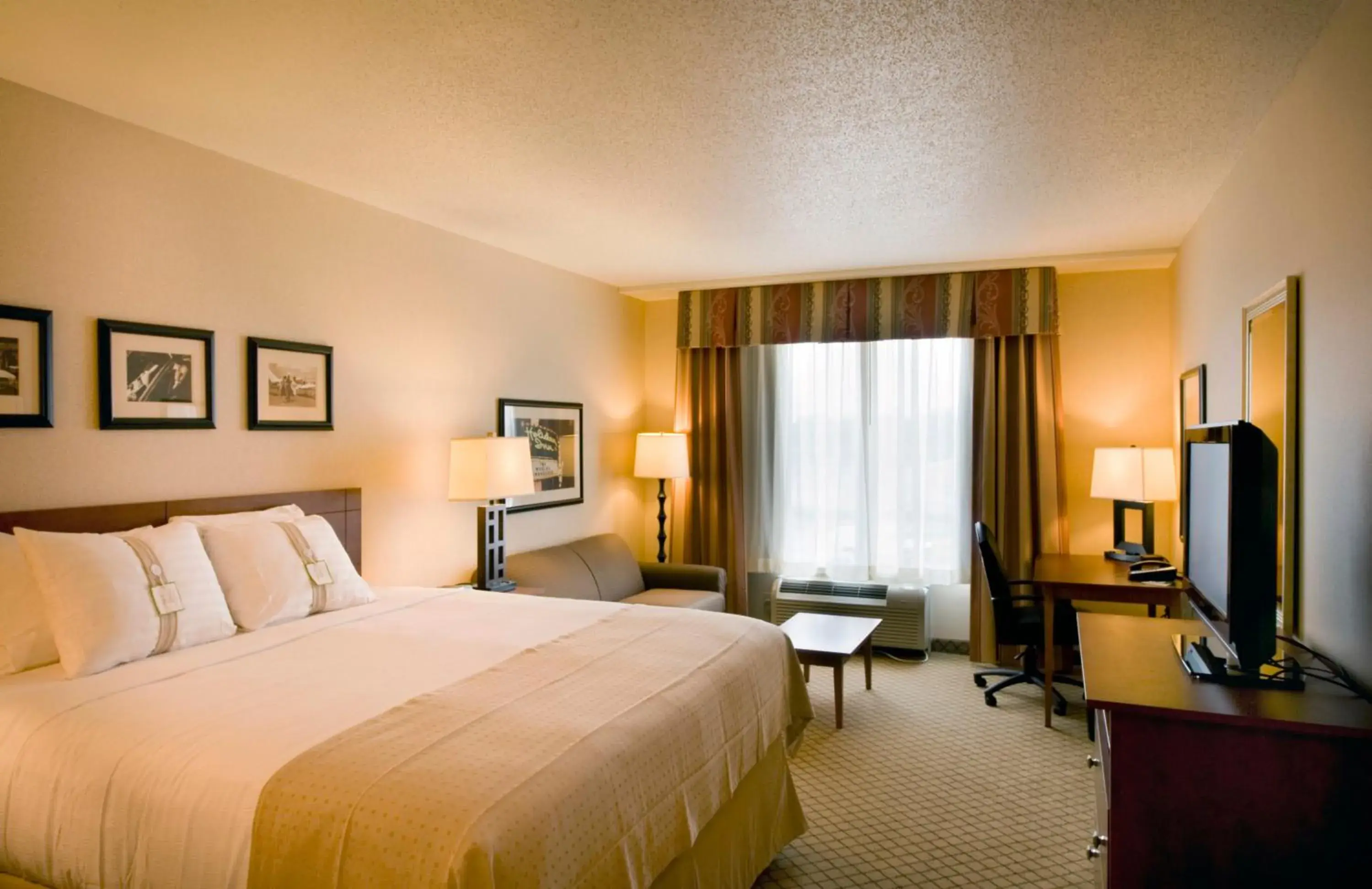King Suite in Holiday Inn Purdue - Fort Wayne, an IHG Hotel King Suite in Holiday Inn Purdue - Fort Wayne, an IHG Hotel