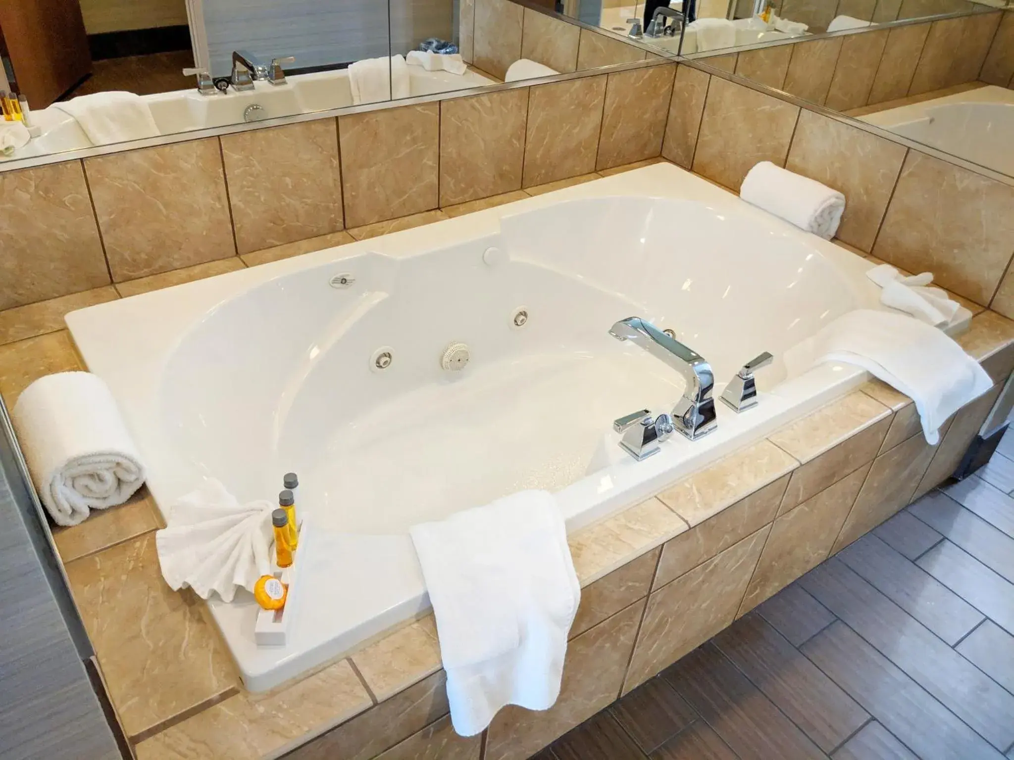 King Suite with Spa Bath in Holiday Inn Purdue - Fort Wayne, an IHG Hotel King Suite with Spa Bath in Holiday Inn Purdue - Fort Wayne, an IHG Hotel
