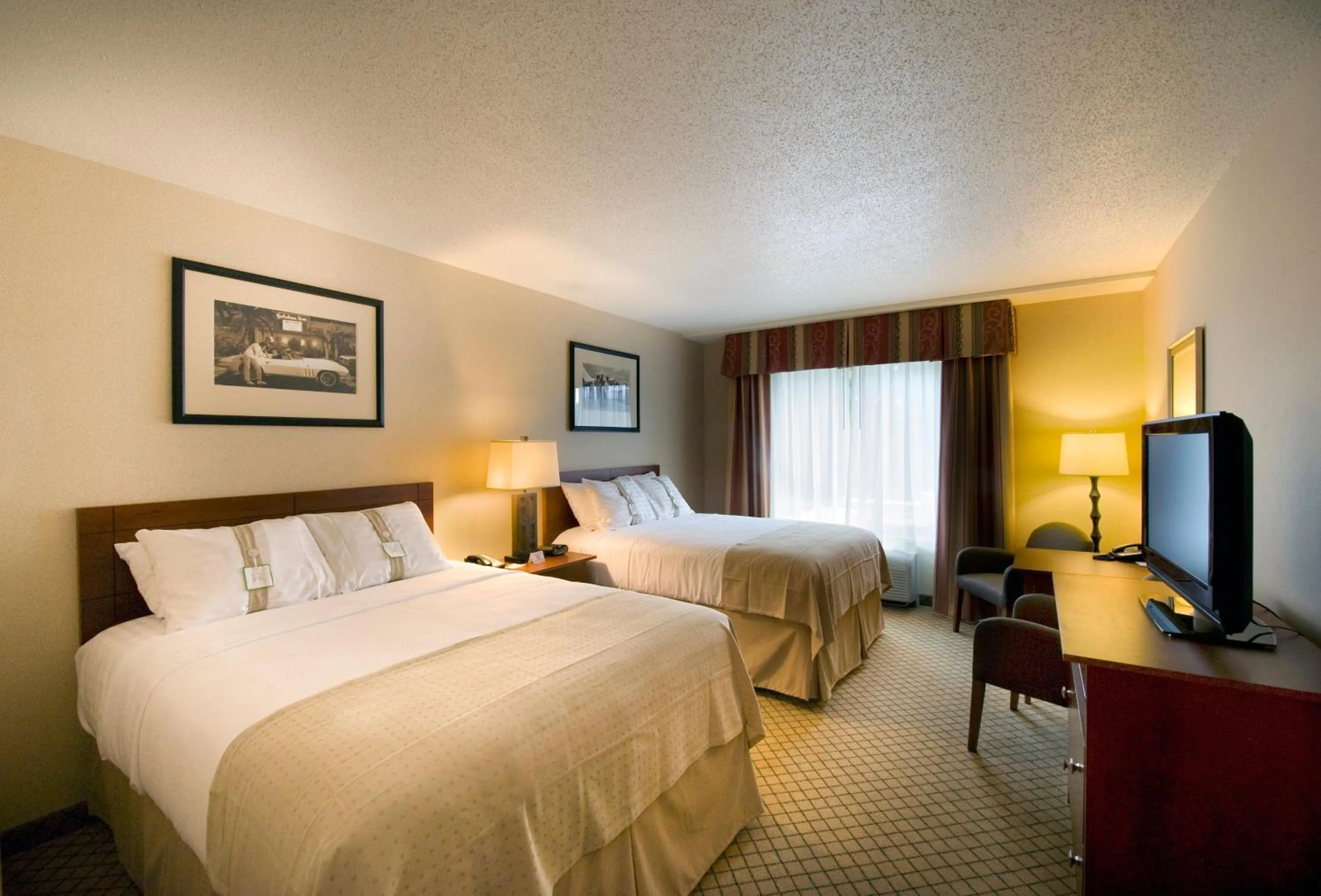 Photo of the whole room, Bed in Holiday Inn Purdue - Fort Wayne, an IHG Hotel
