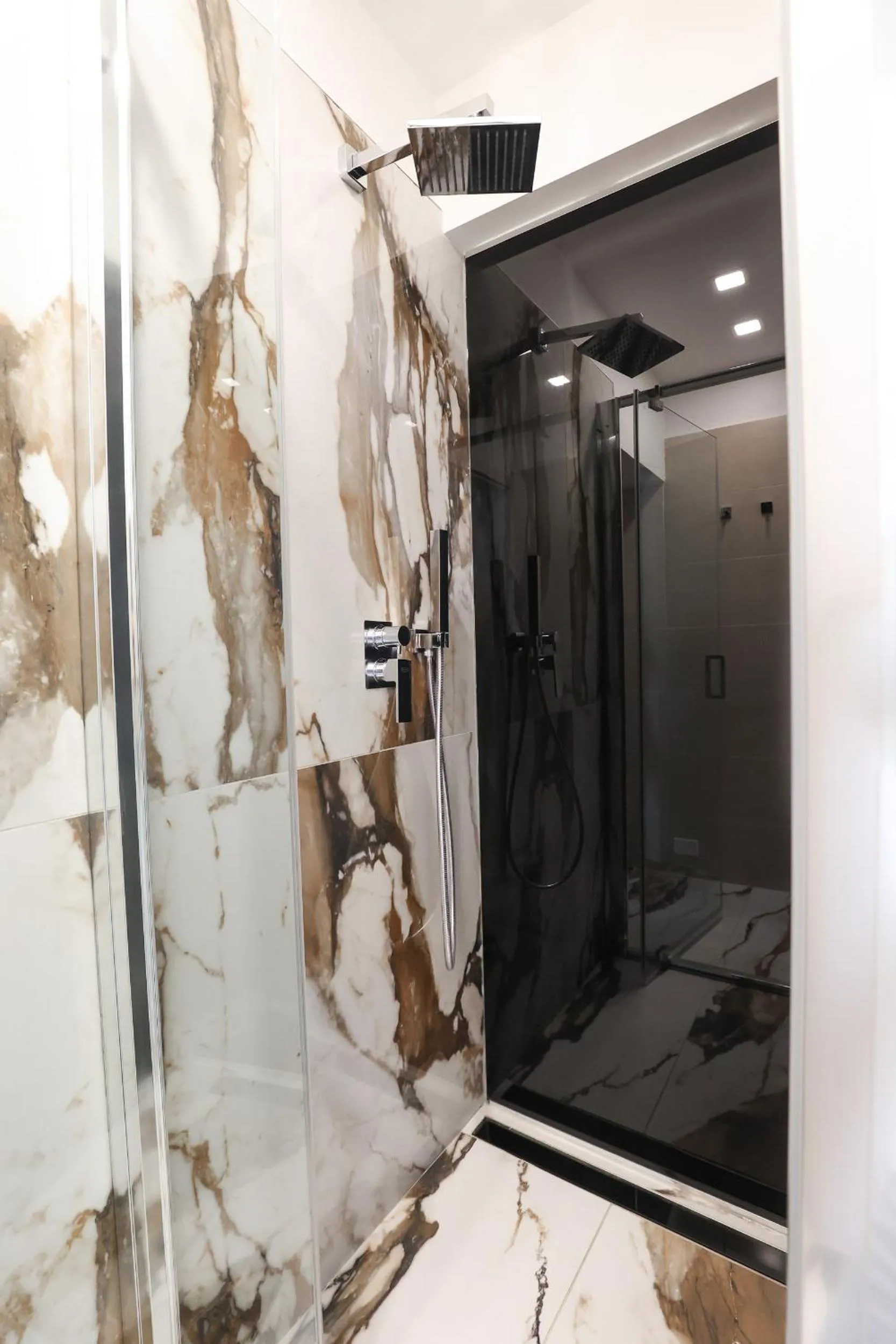 Shower in Hotel Cenisio