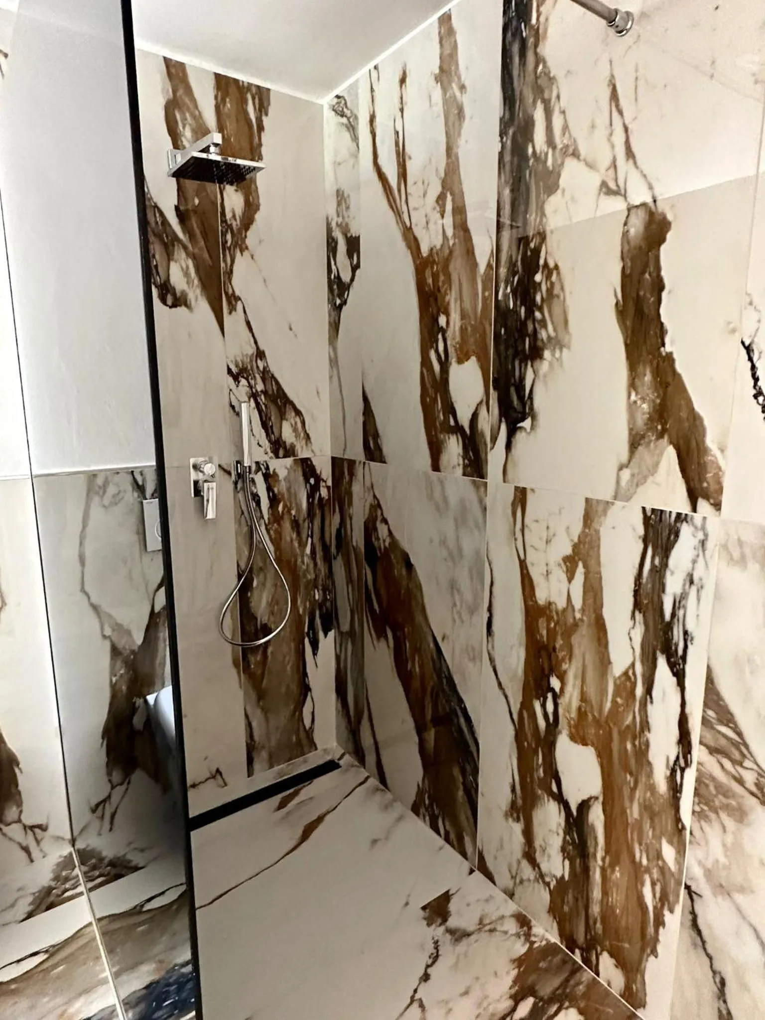 Shower in Hotel Cenisio