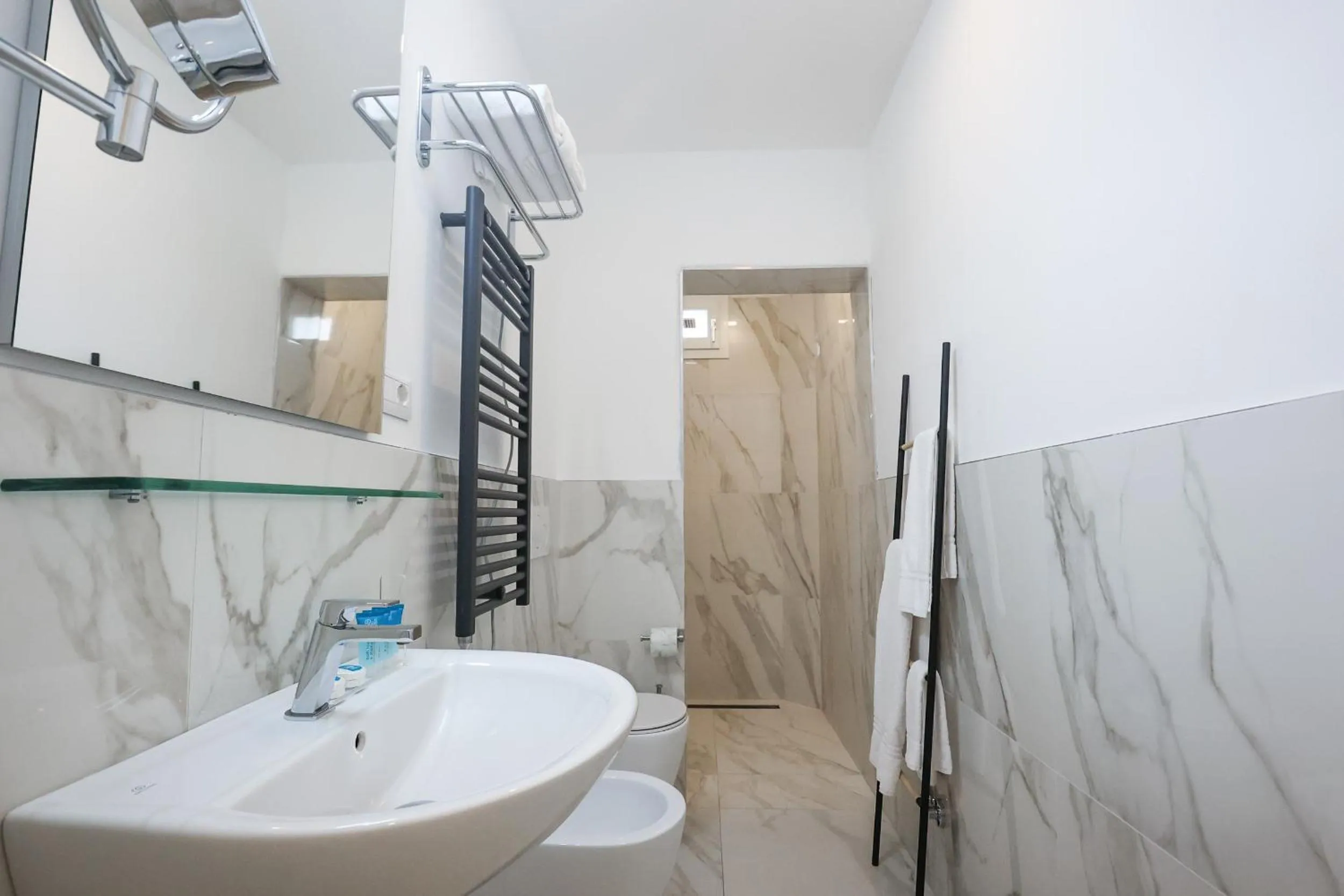 Shower in Hotel Cenisio