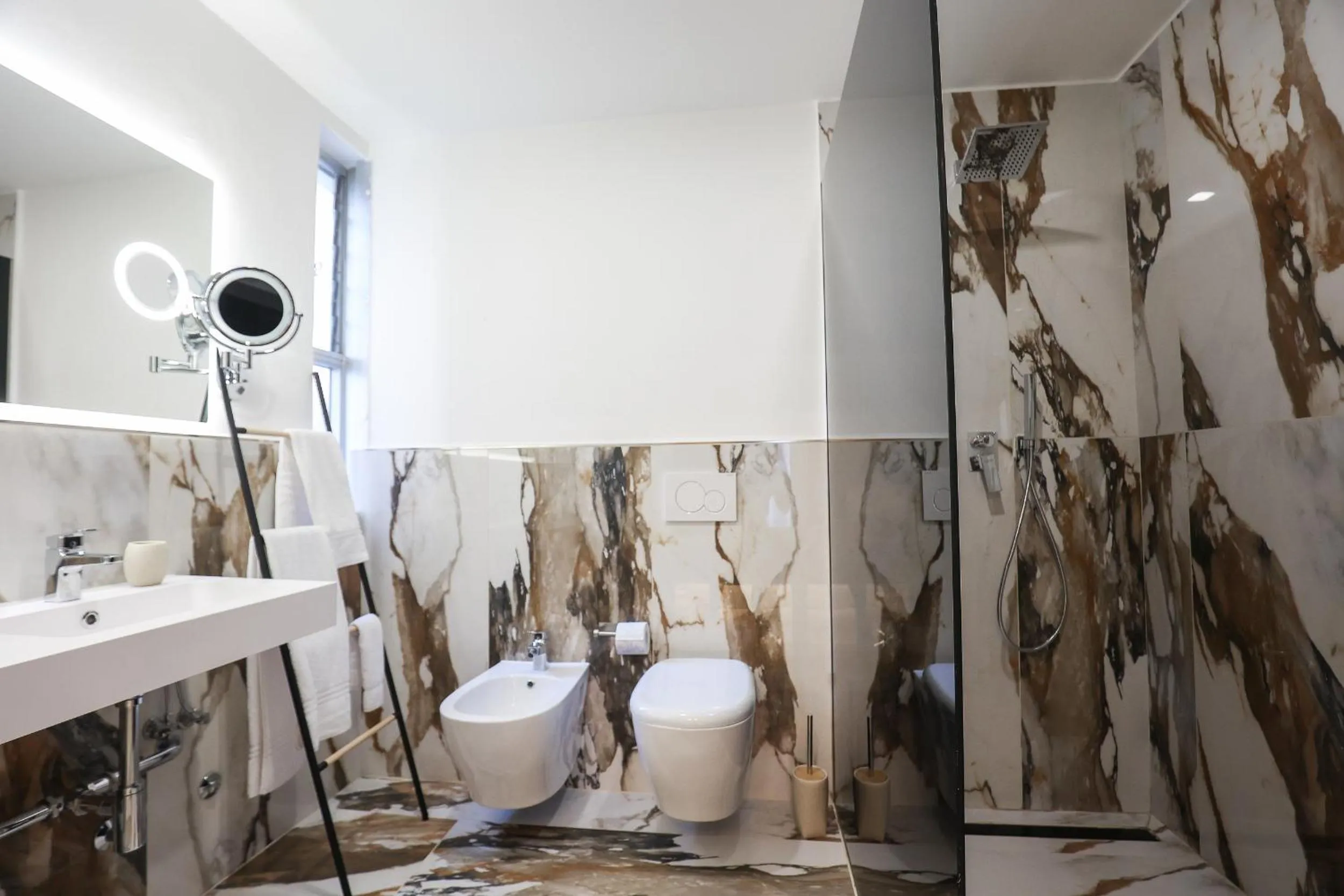 Shower in Hotel Cenisio