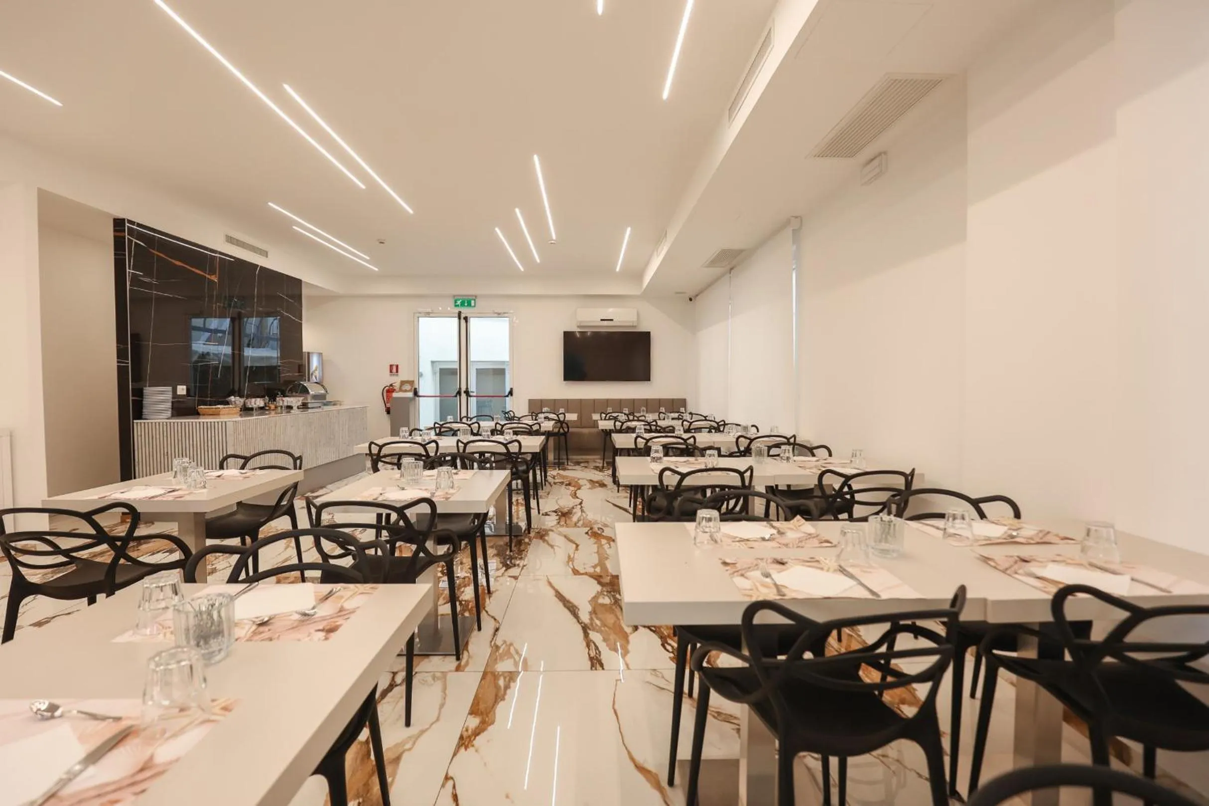 Restaurant/places to eat in Hotel Cenisio