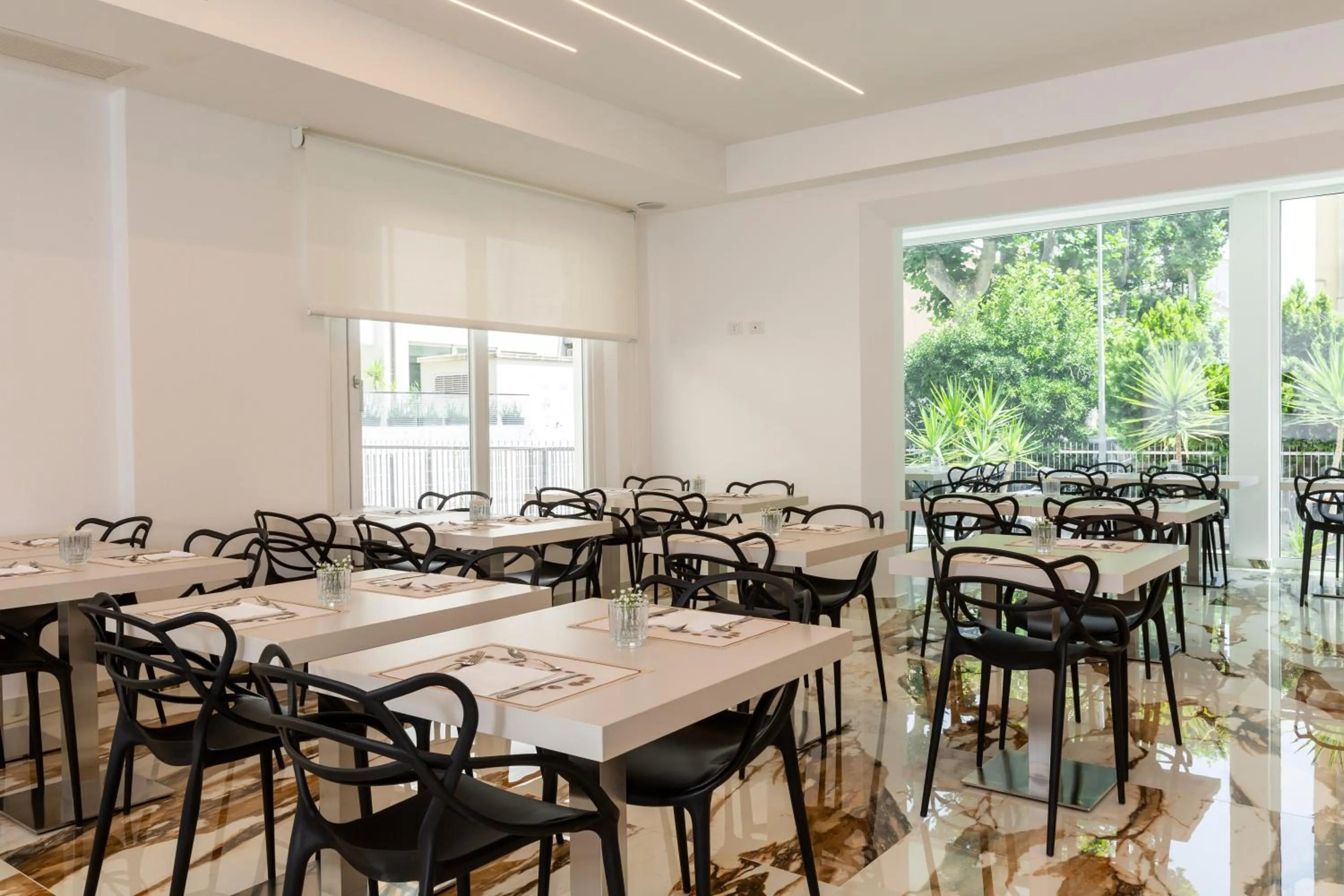 Restaurant/places to eat in Hotel Cenisio