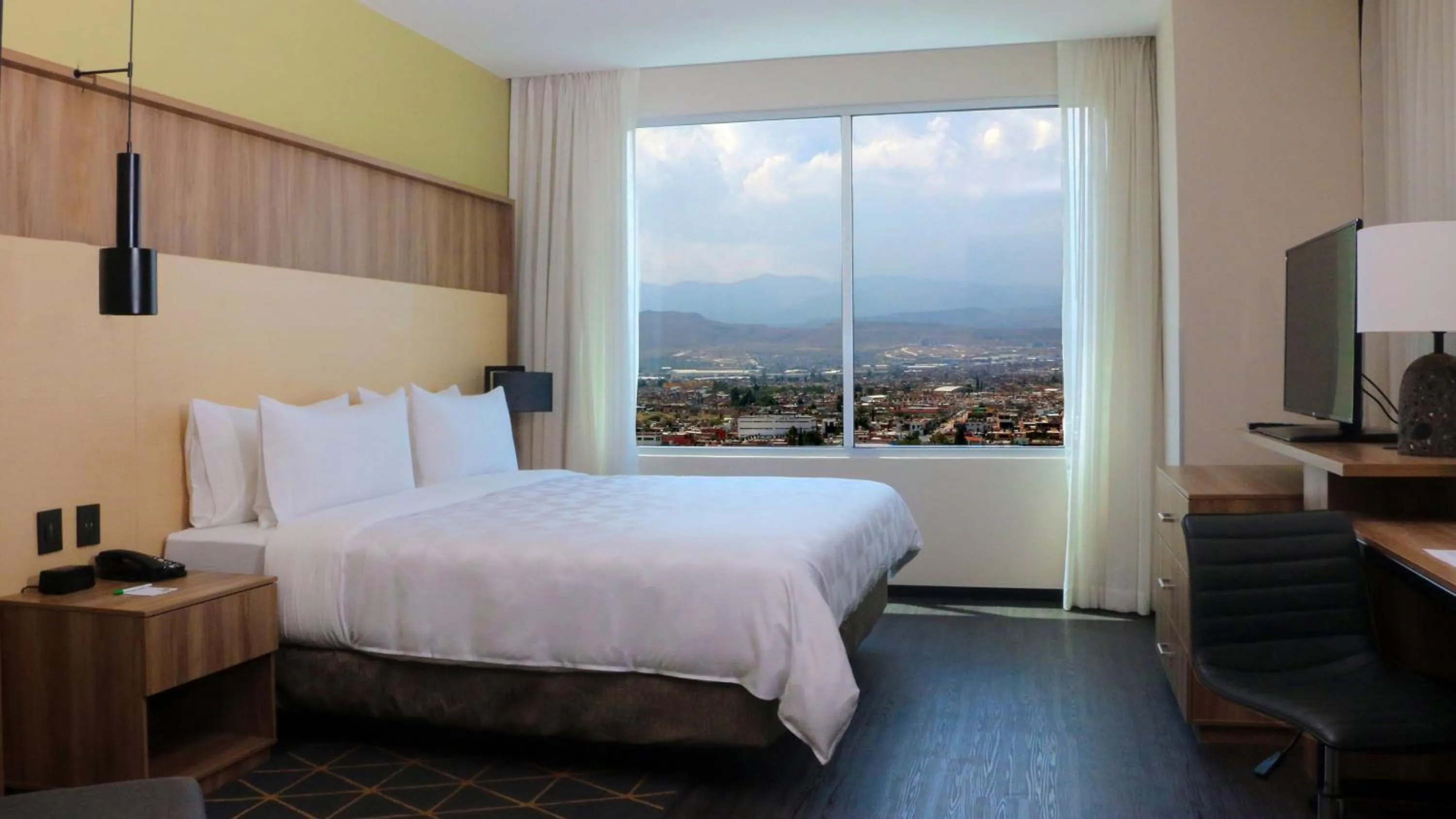 Photo of the whole room, Bed in Holiday Inn San Luis Potosi-Quijote by IHG