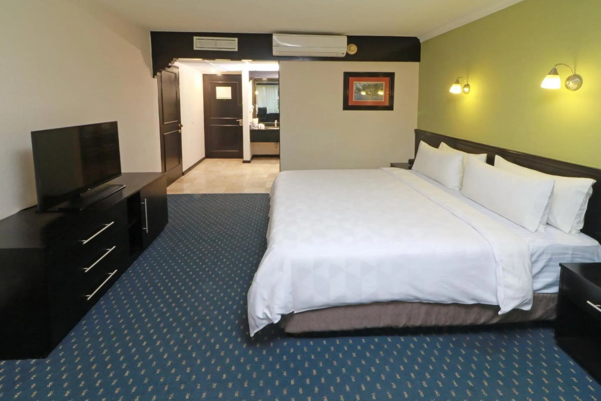 Photo of the whole room, Bed in Holiday Inn San Luis Potosi-Quijote by IHG