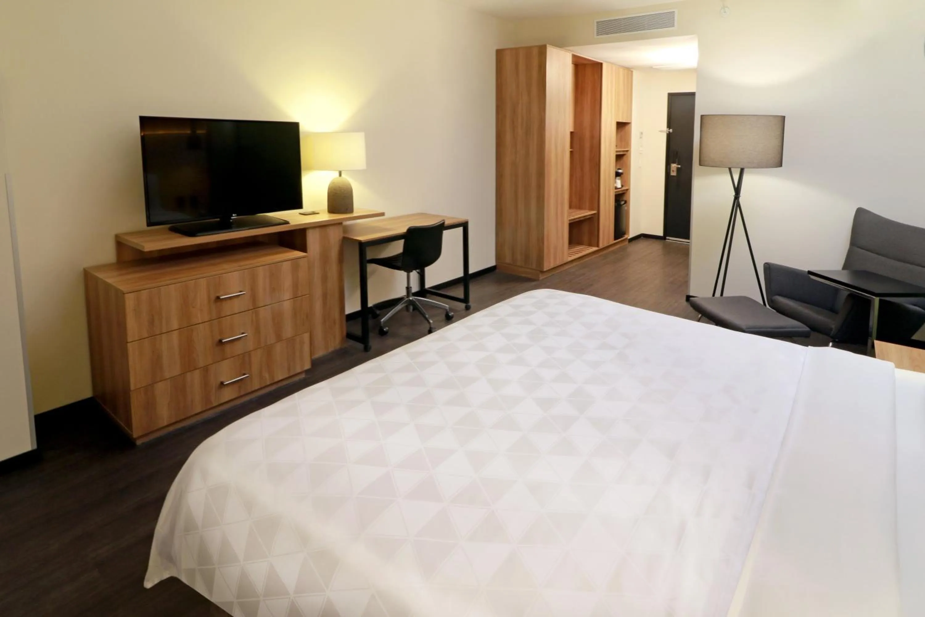 Photo of the whole room, Bed in Holiday Inn San Luis Potosi-Quijote by IHG