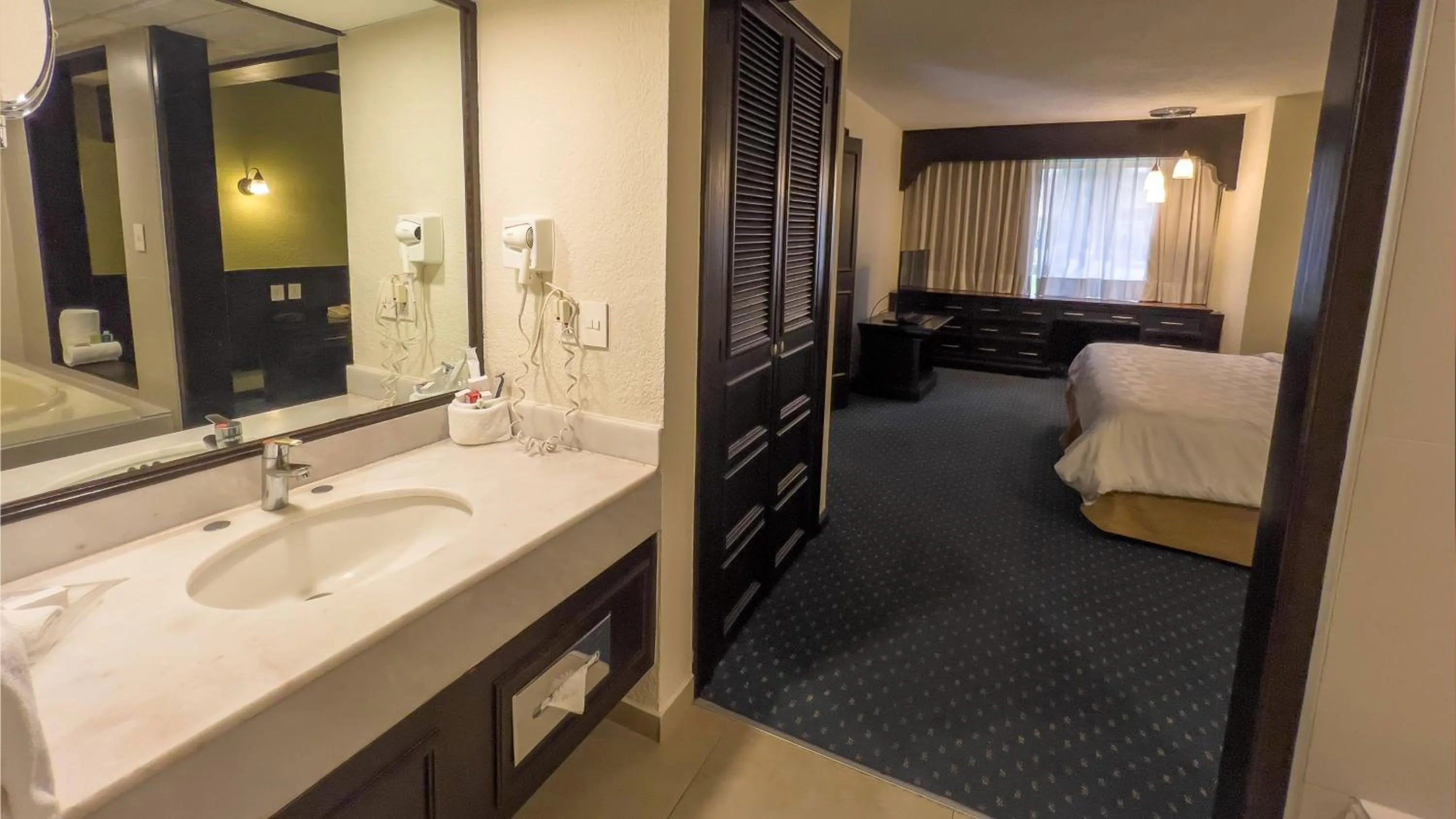 Photo of the whole room, Bed in Holiday Inn San Luis Potosi-Quijote by IHG