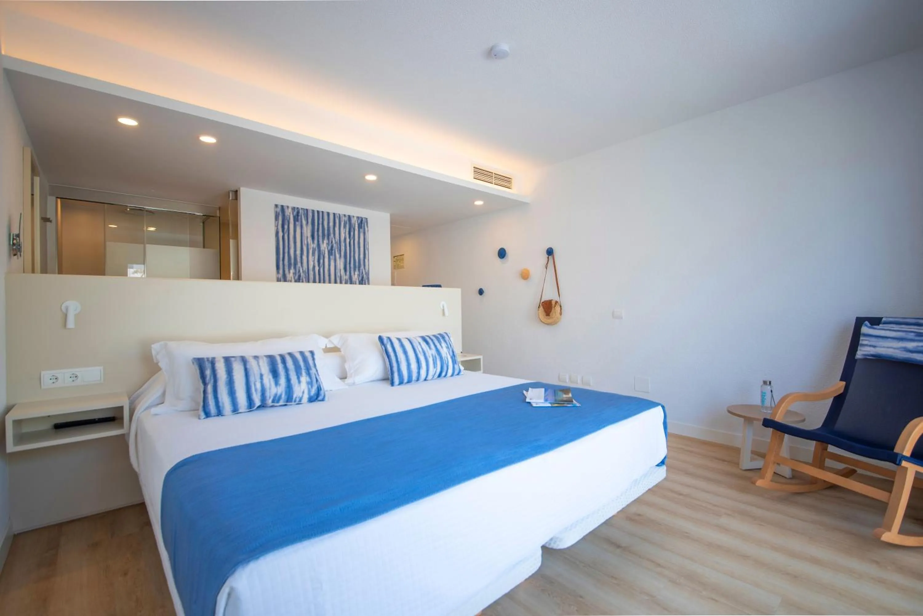 Bedroom, Bed in Blau Punta Reina