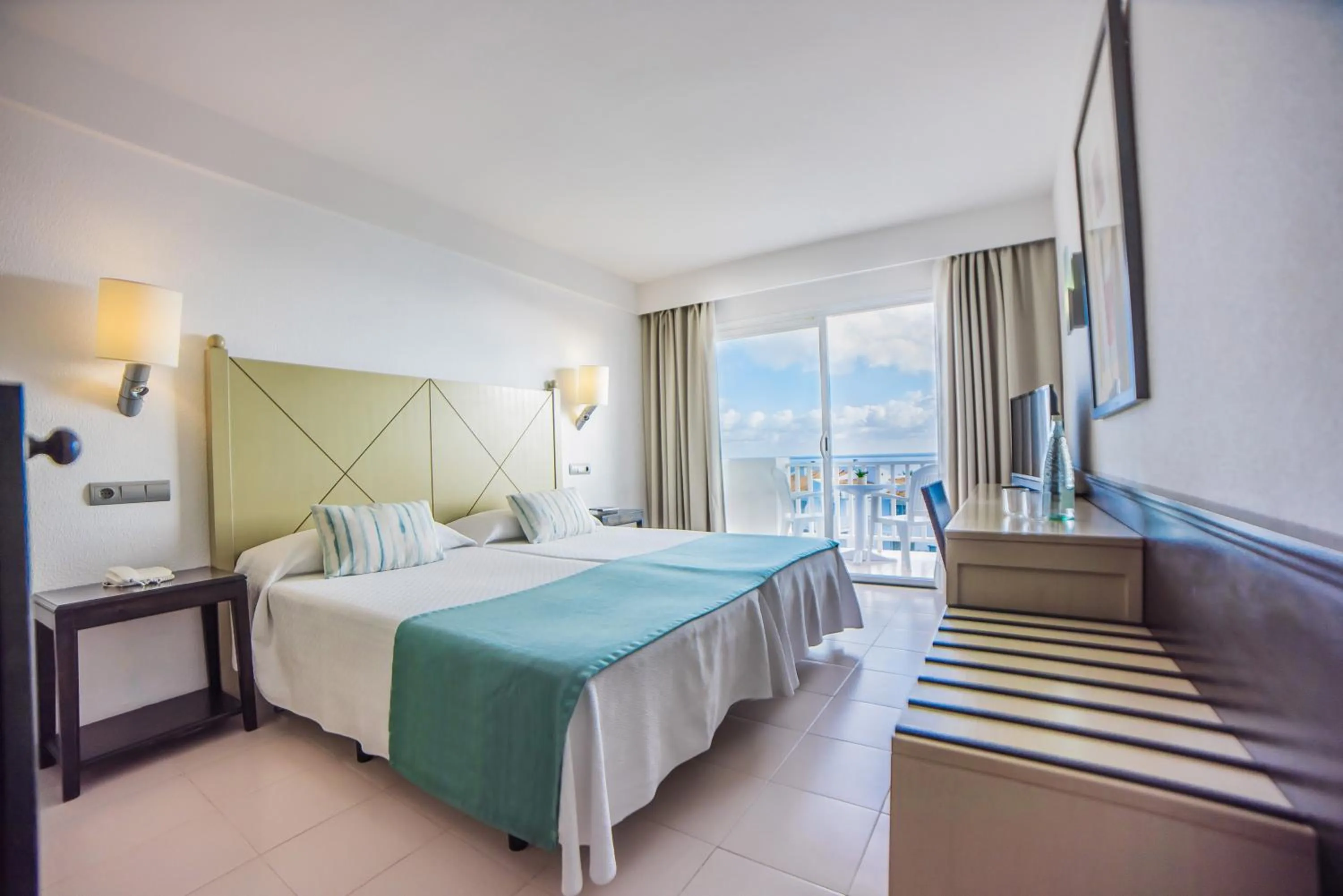 Photo of the whole room, Bed in Blau Punta Reina