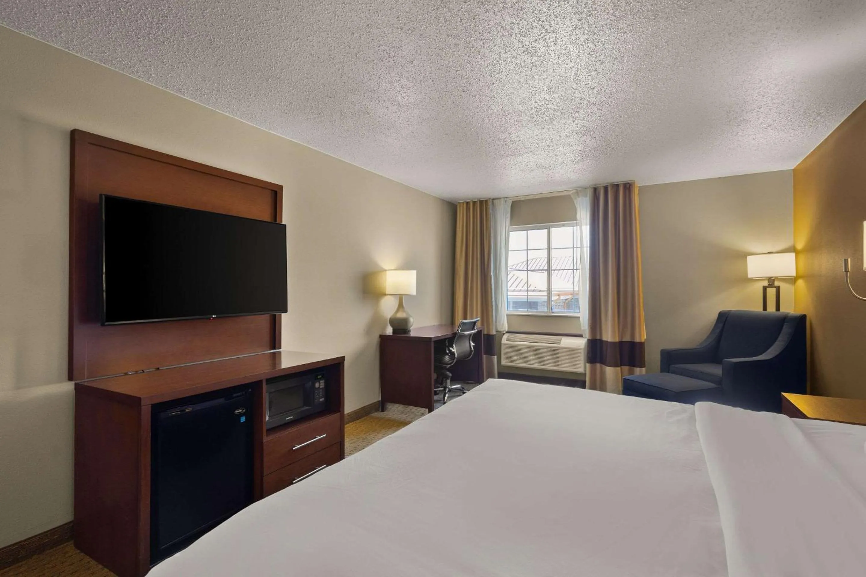 Bedroom, Bed in Comfort Inn Near Ouabache State Park