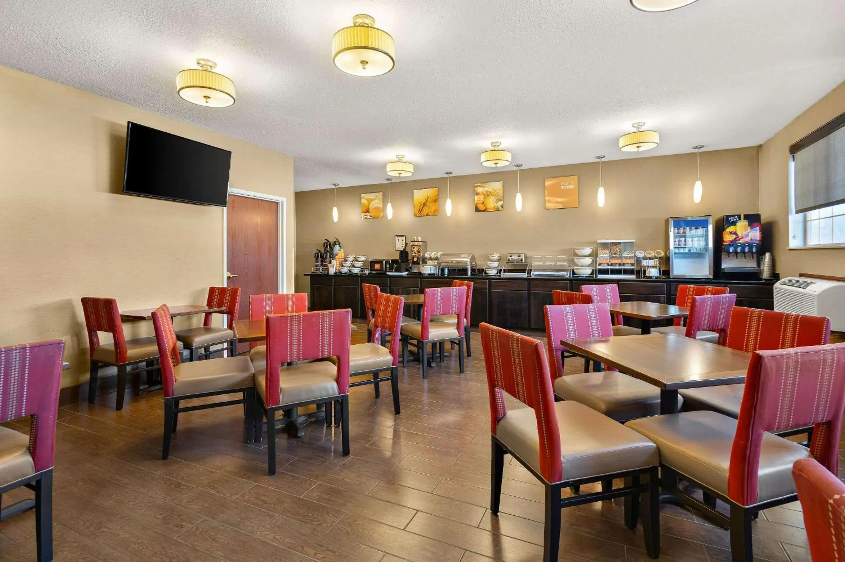 Breakfast in Comfort Inn Near Ouabache State Park Breakfast in Comfort Inn Near Ouabache State Park