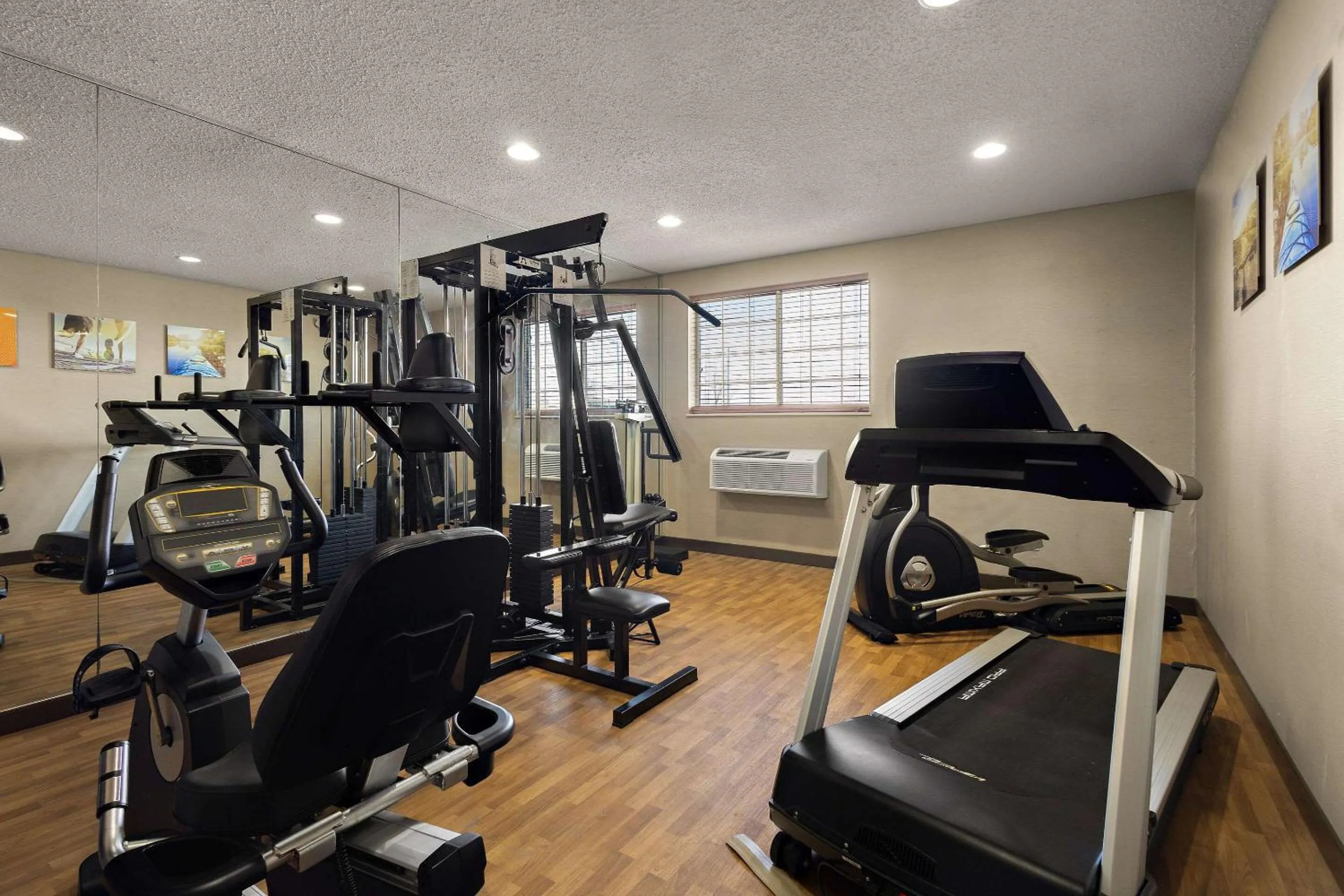 Fitness centre/facilities in Comfort Inn Near Ouabache State Park