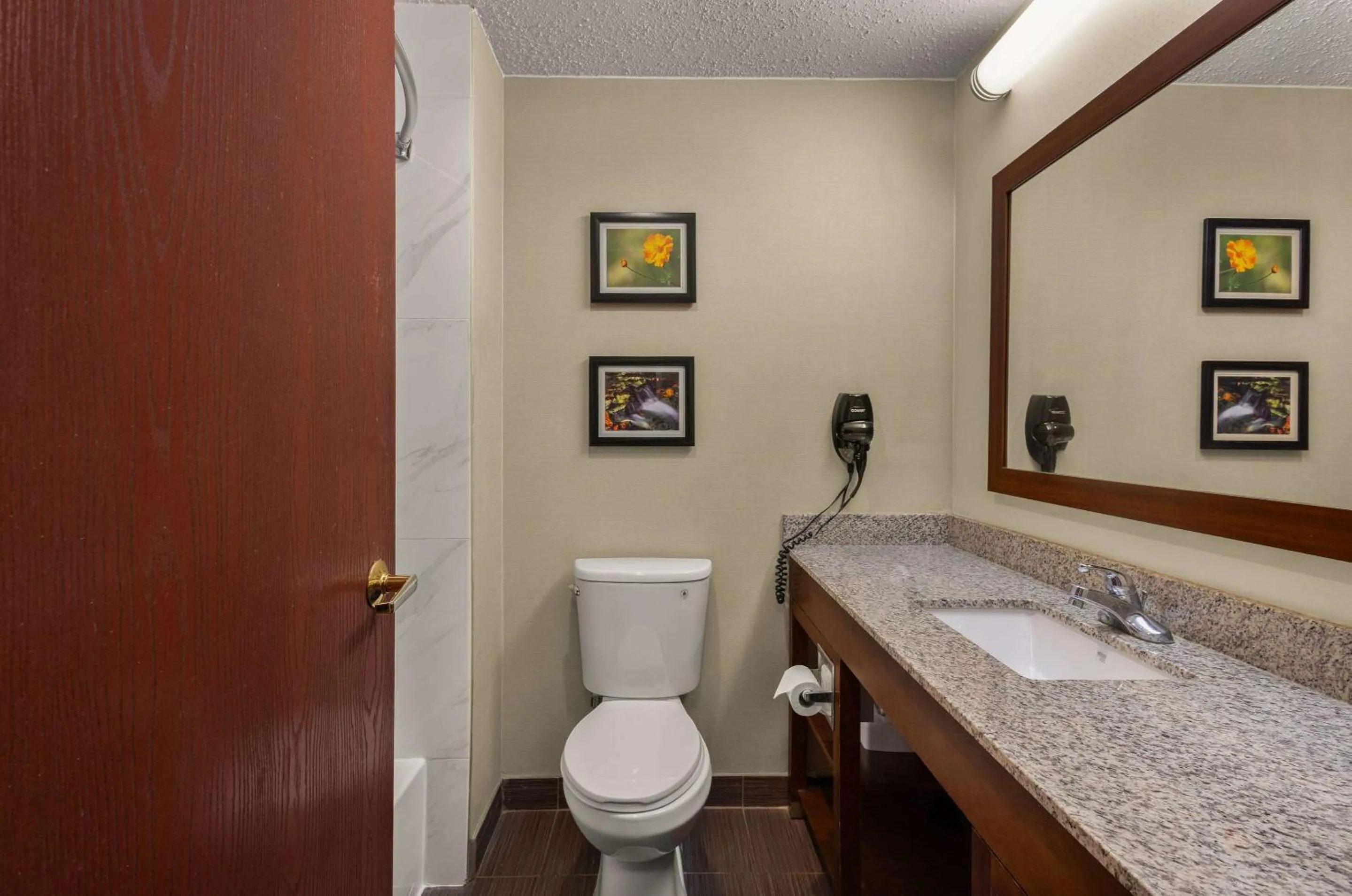 Bedroom in Comfort Inn Near Ouabache State Park