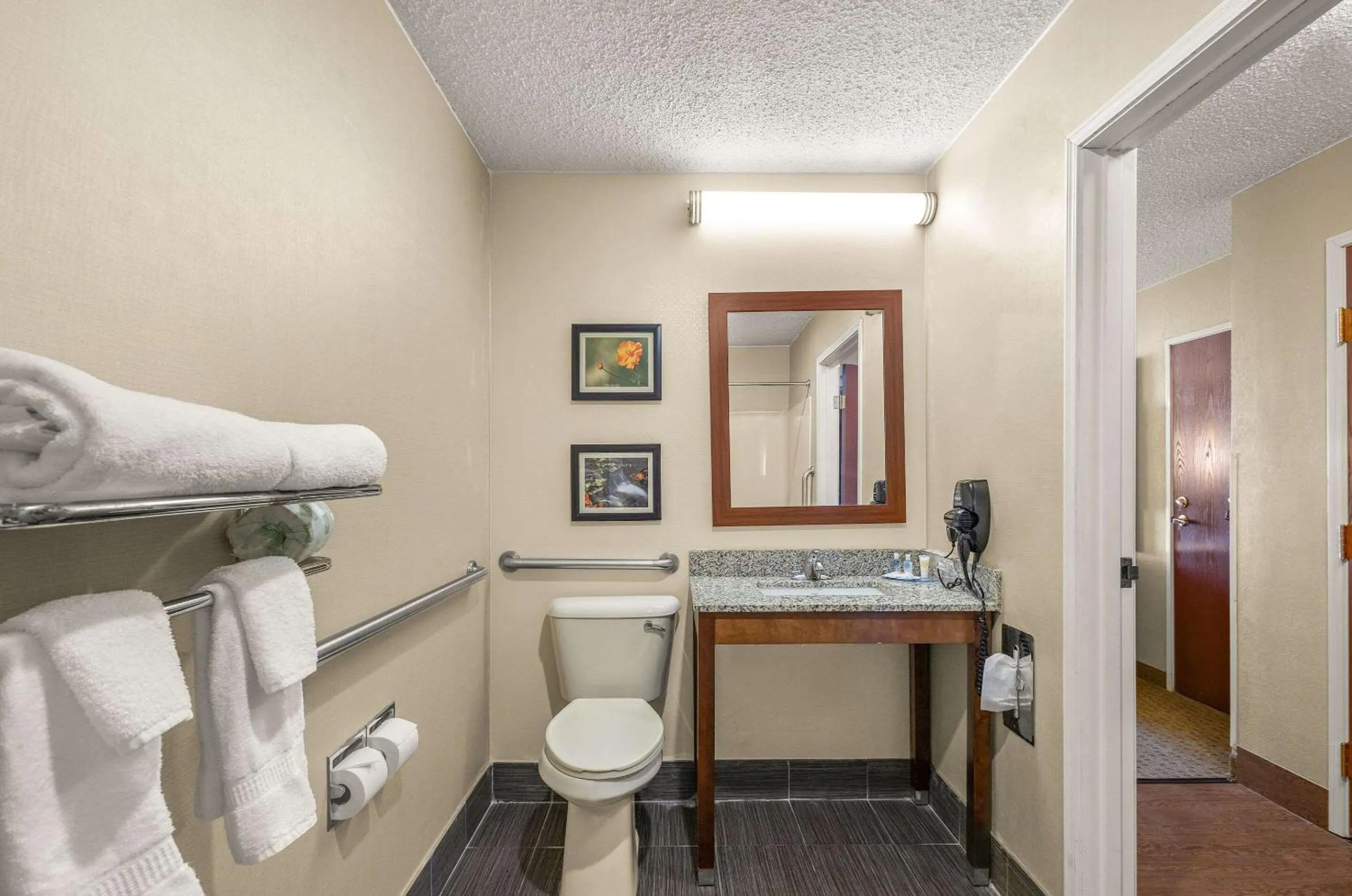 Bedroom, Bed in Comfort Inn Near Ouabache State Park