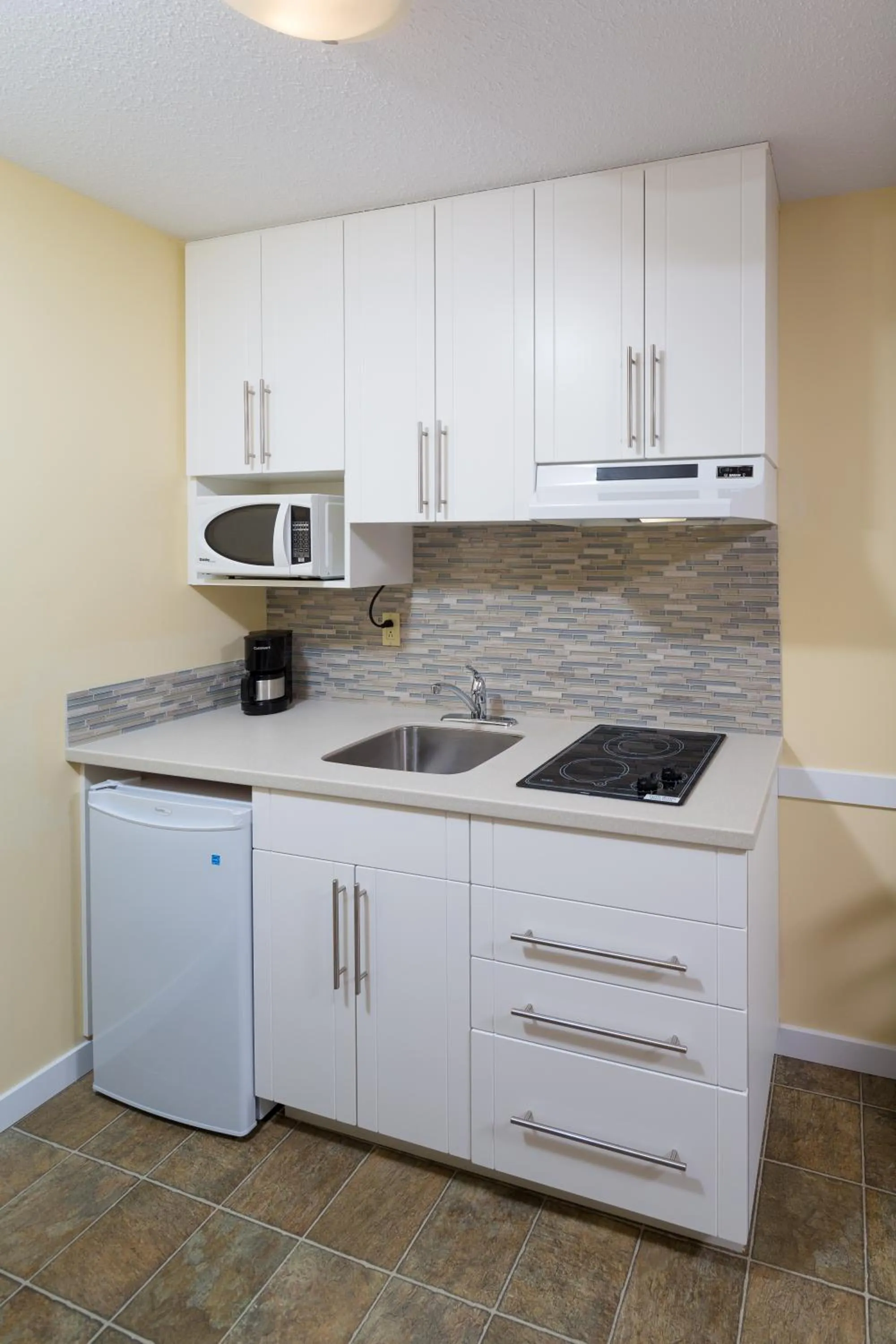 Kitchen or kitchenette in Siesta Suites