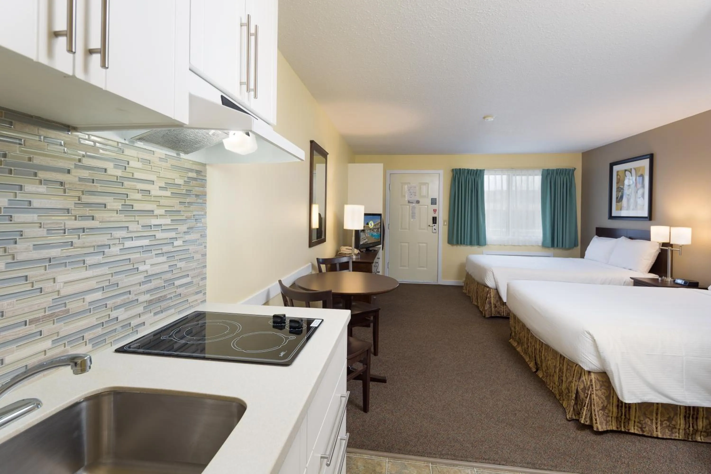 Photo of the whole room, Bed in Siesta Suites