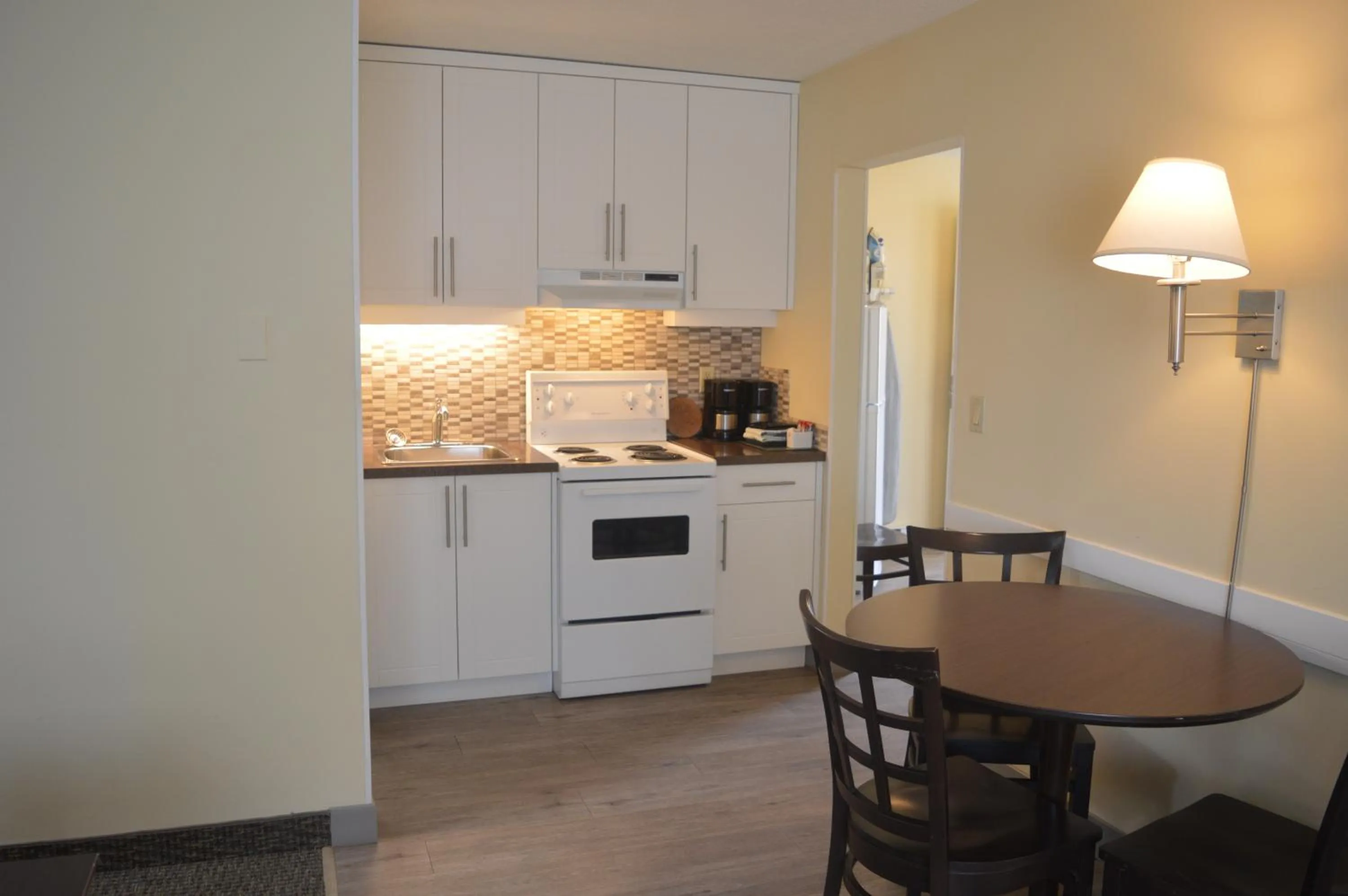 Kitchen or kitchenette in Siesta Suites