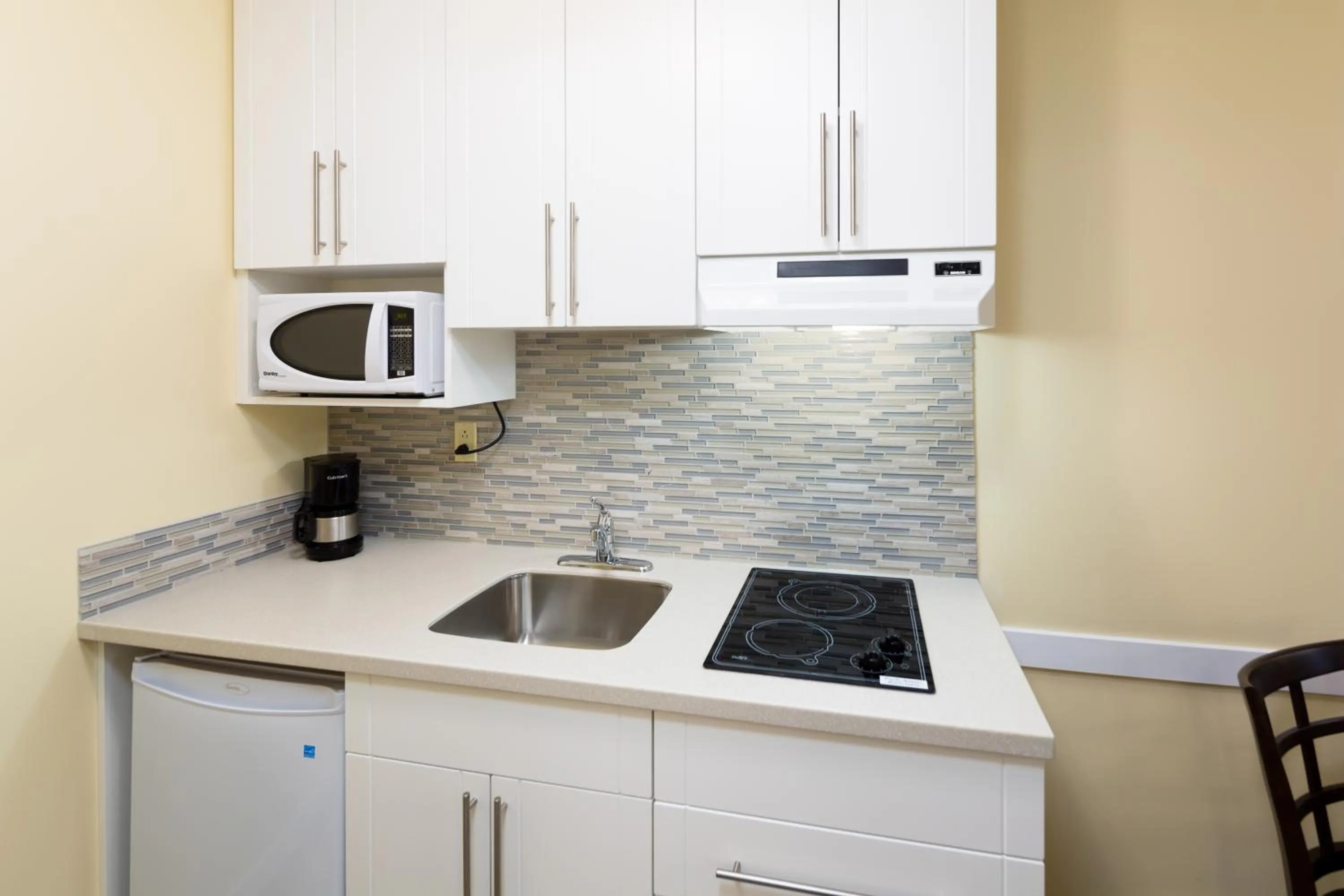 Kitchen or kitchenette in Siesta Suites