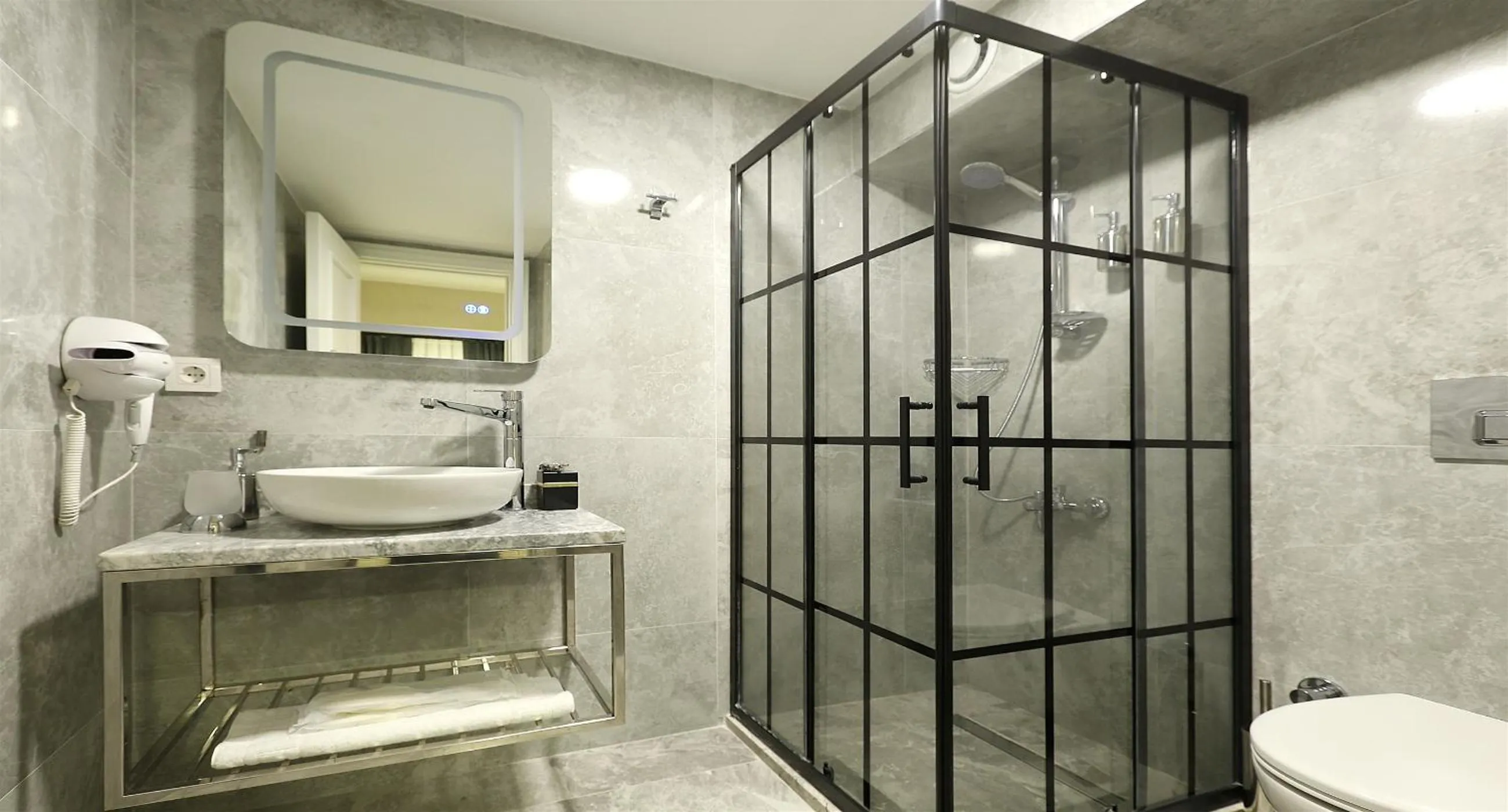 Shower in Moss Suites Hotel