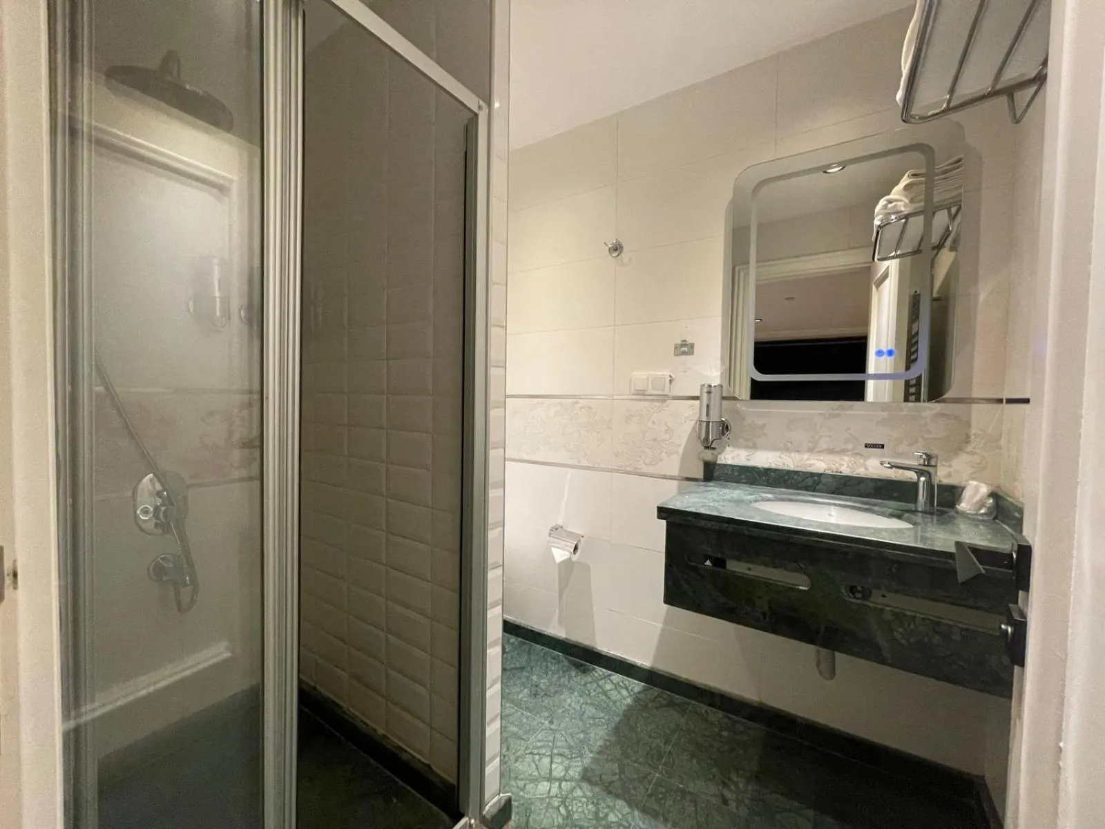 Shower in Moss Suites Hotel