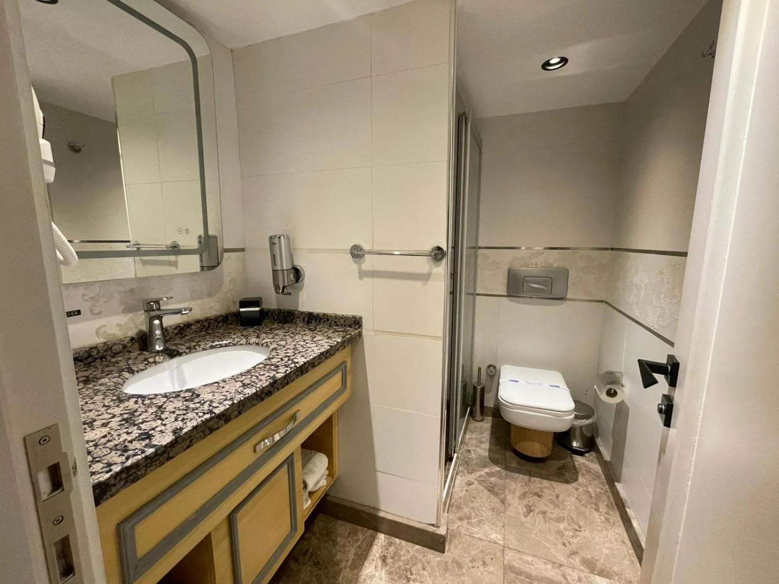 Bathroom in Moss Suites Hotel