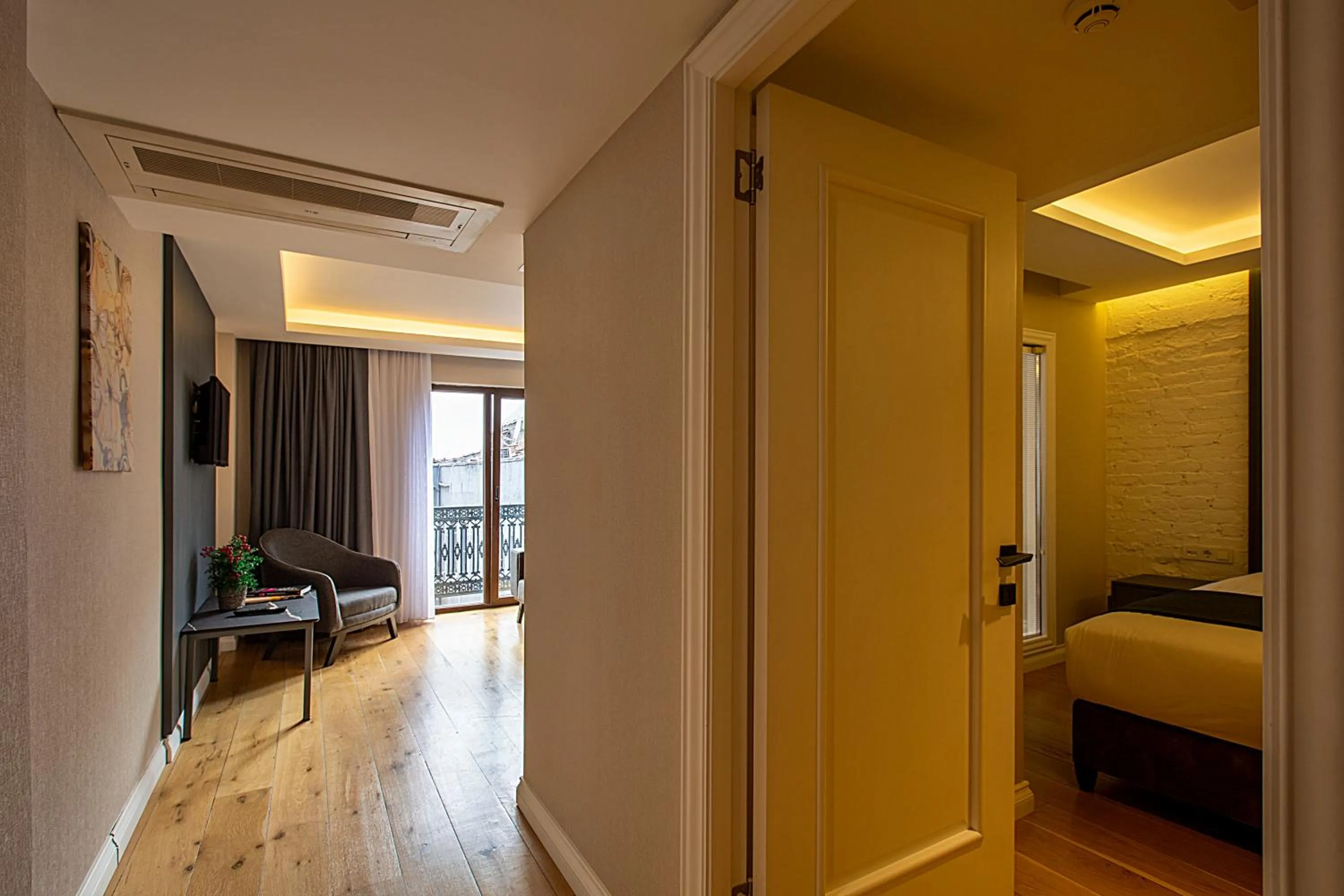 TV and multimedia, Bed in Moss Suites Hotel