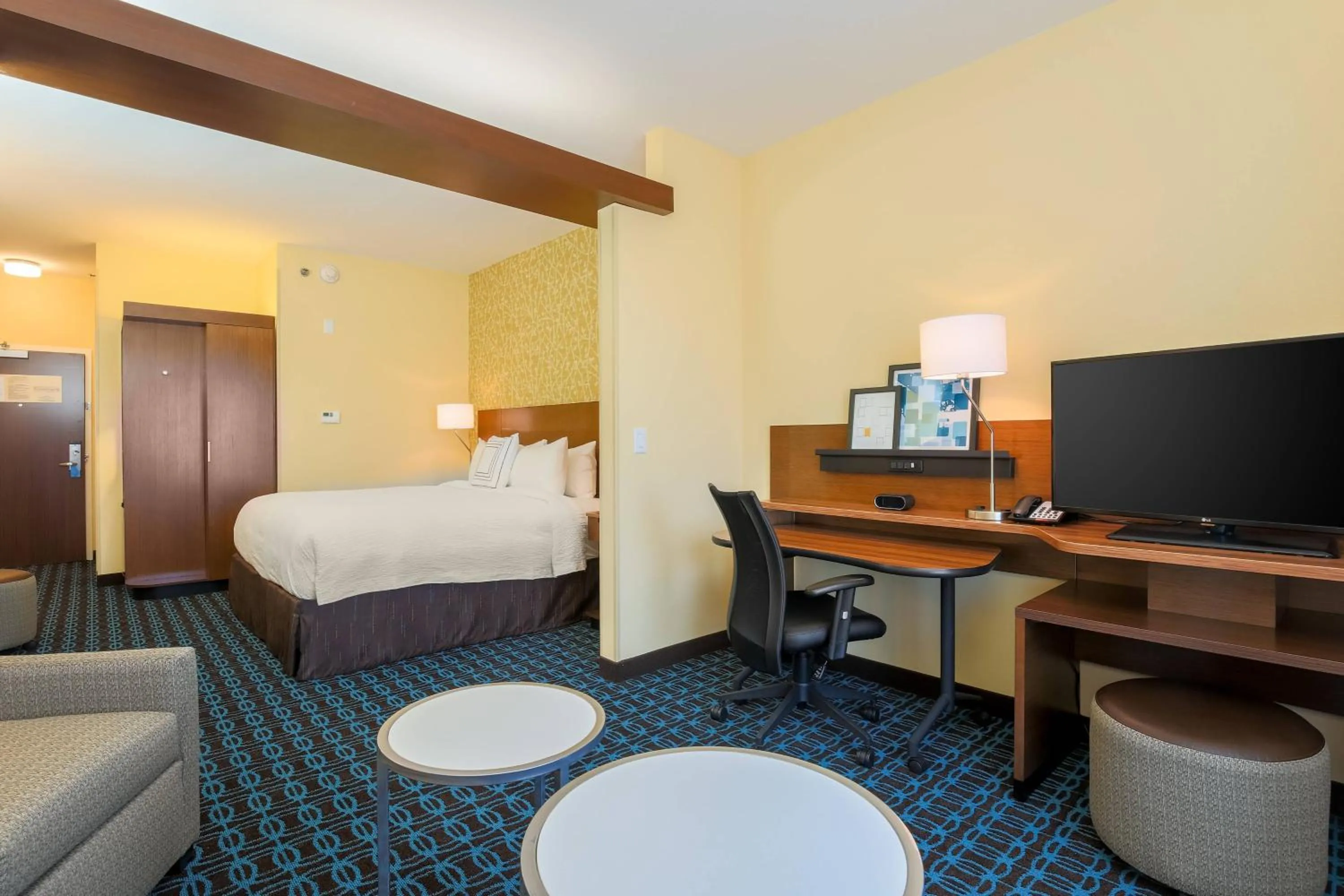 Photo of the whole room, Bed in Fairfield Inn & Suites by Marriott Alexandria