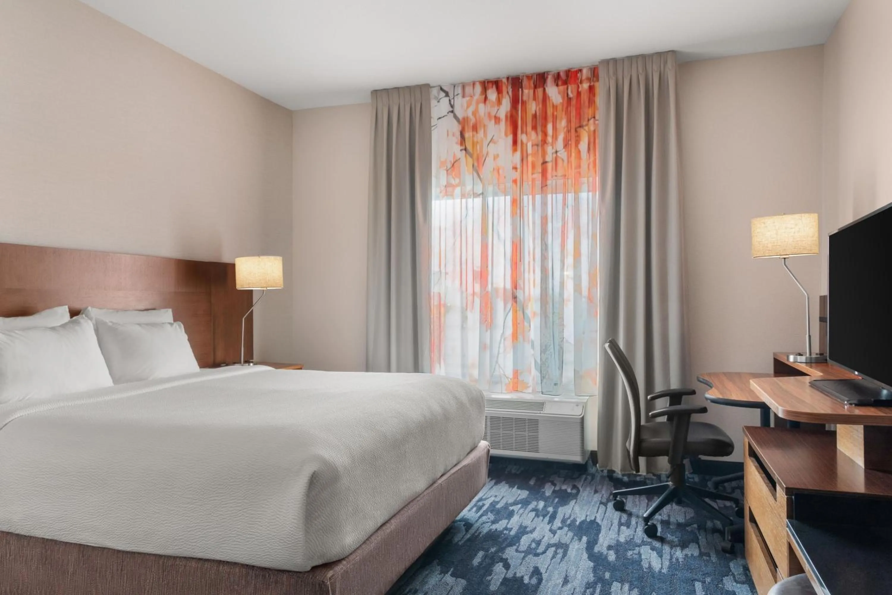 Photo of the whole room, Bed in Fairfield Inn & Suites by Marriott Alexandria