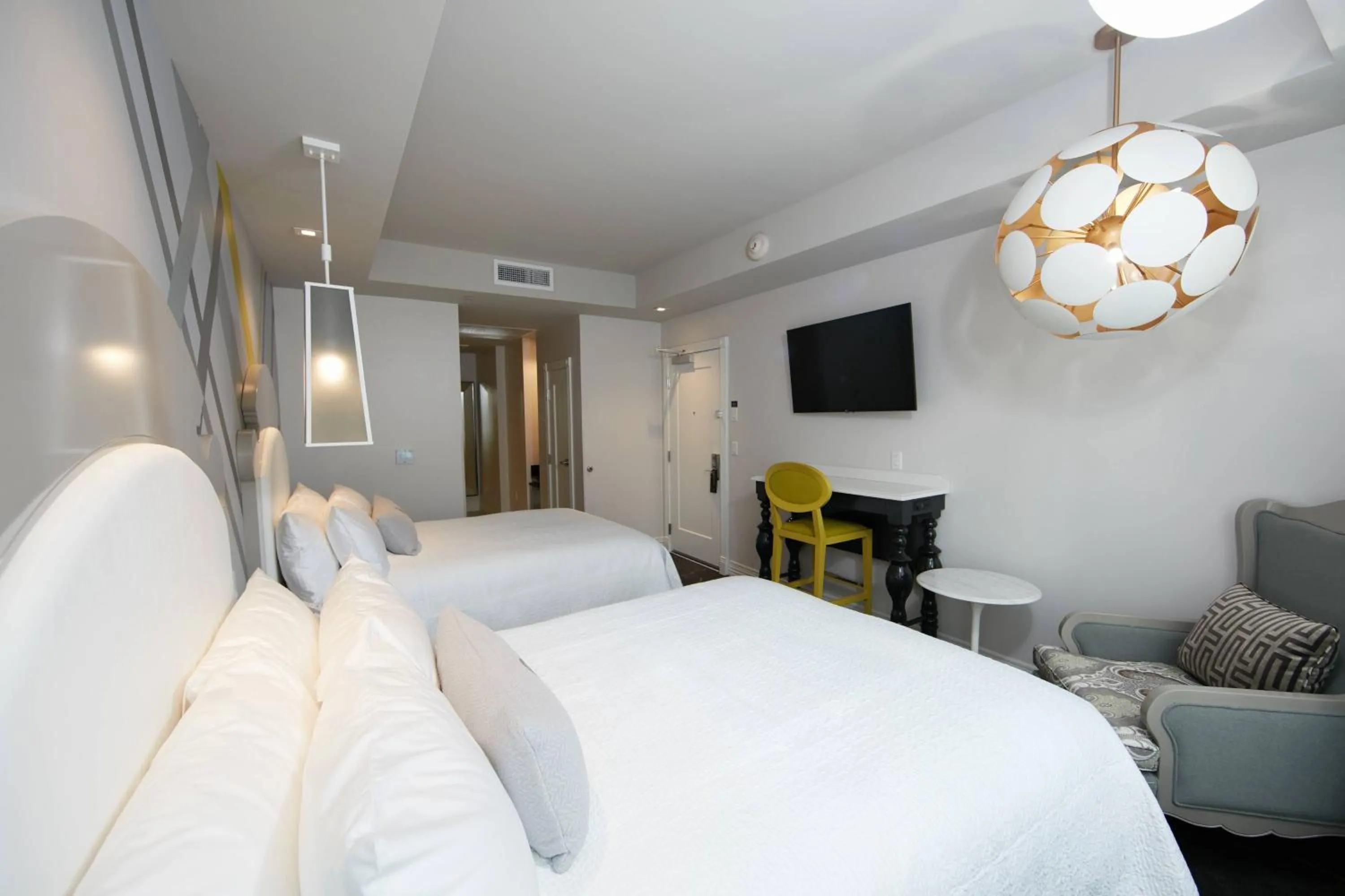 Photo of the whole room, Bed in Elyton Hotel, Autograph Collection