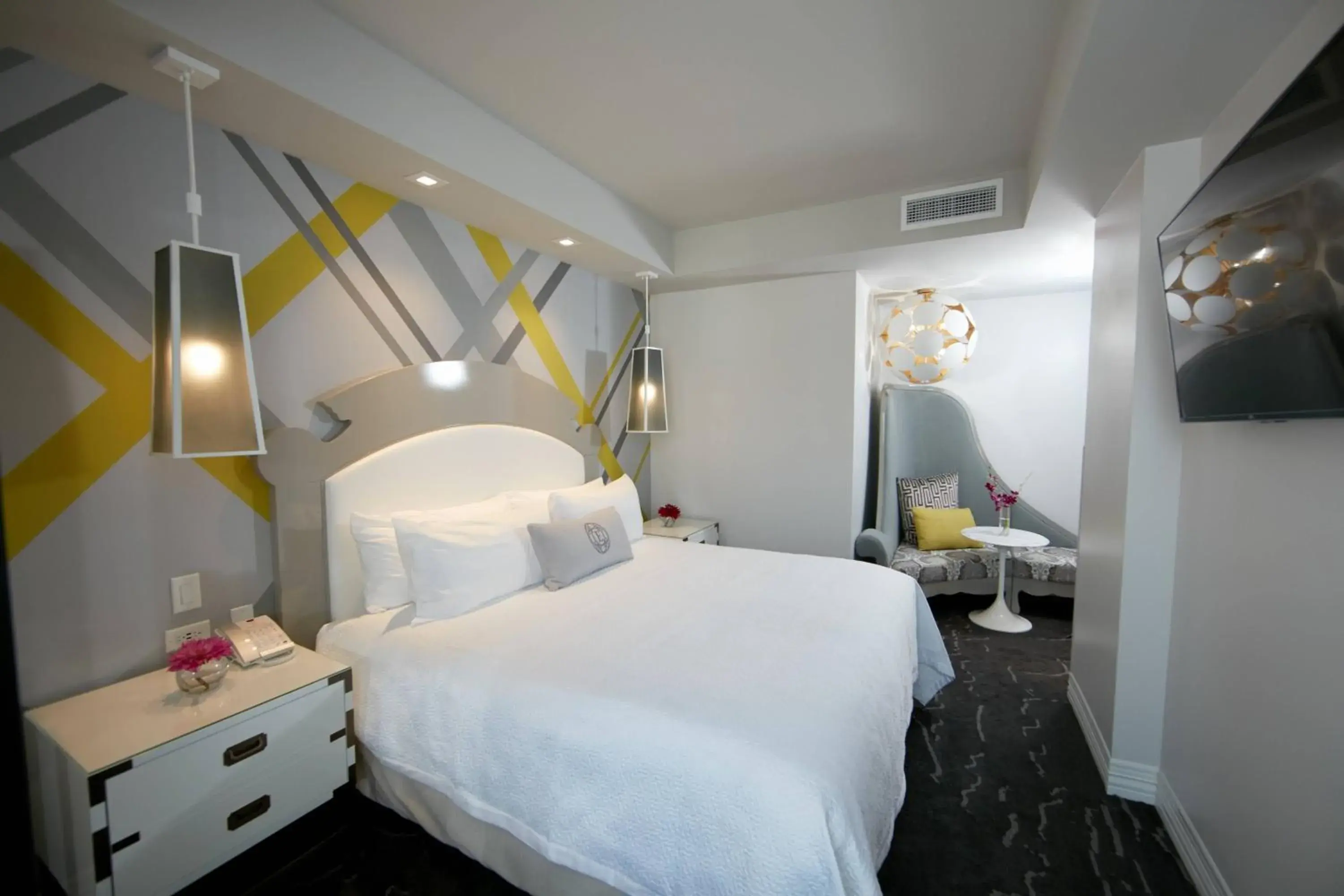 Photo of the whole room, Bed in Elyton Hotel, Autograph Collection Photo of the whole room, Bed in Elyton Hotel, Autograph Collection