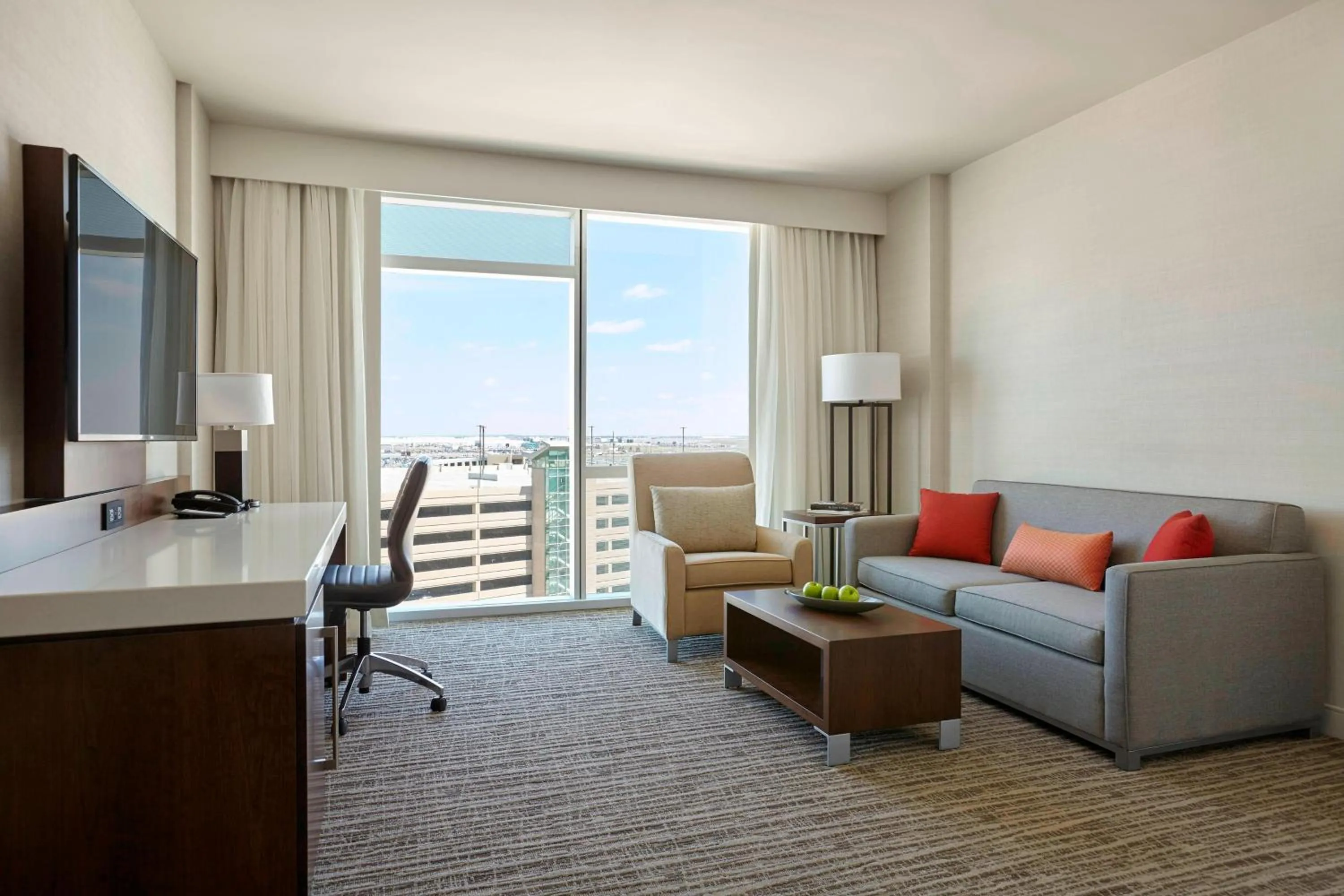 Bedroom in Calgary Airport Marriott In-Terminal Hotel